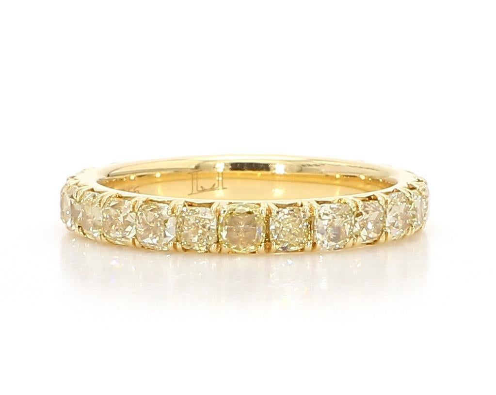 Contemporain Anneau d'éternité en or jaune avec diamants jaunes radiants naturels de 2.84 carats poids total en vente