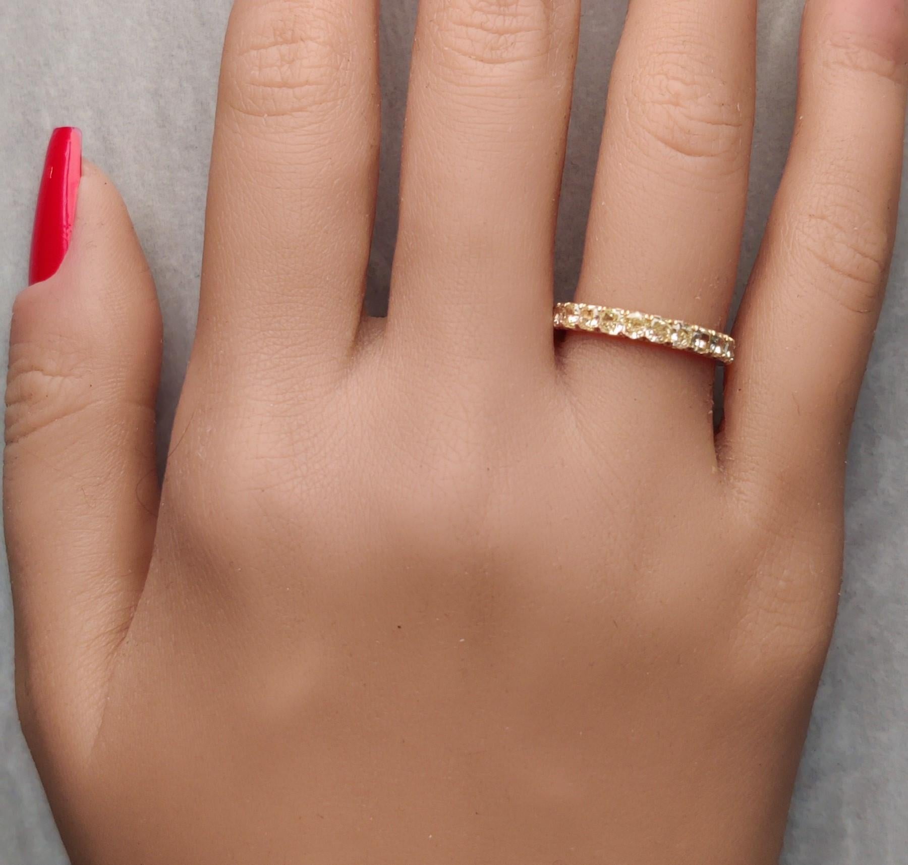 Anneau d'éternité en or jaune avec diamants jaunes radiants naturels de 2.84 carats poids total Neuf - En vente à New York, NY