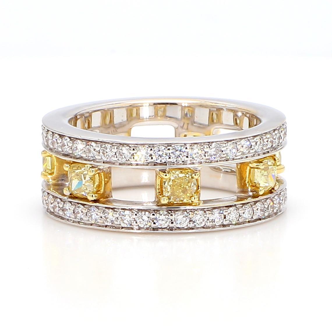Raregemworld propose un magnifique bracelet en diamant. Montée dans une magnifique monture en or jaune et blanc 14 carats avec des diamants jaunes de taille rayonnante naturelle complétés par des diamants blancs de taille ronde naturelle. Cette