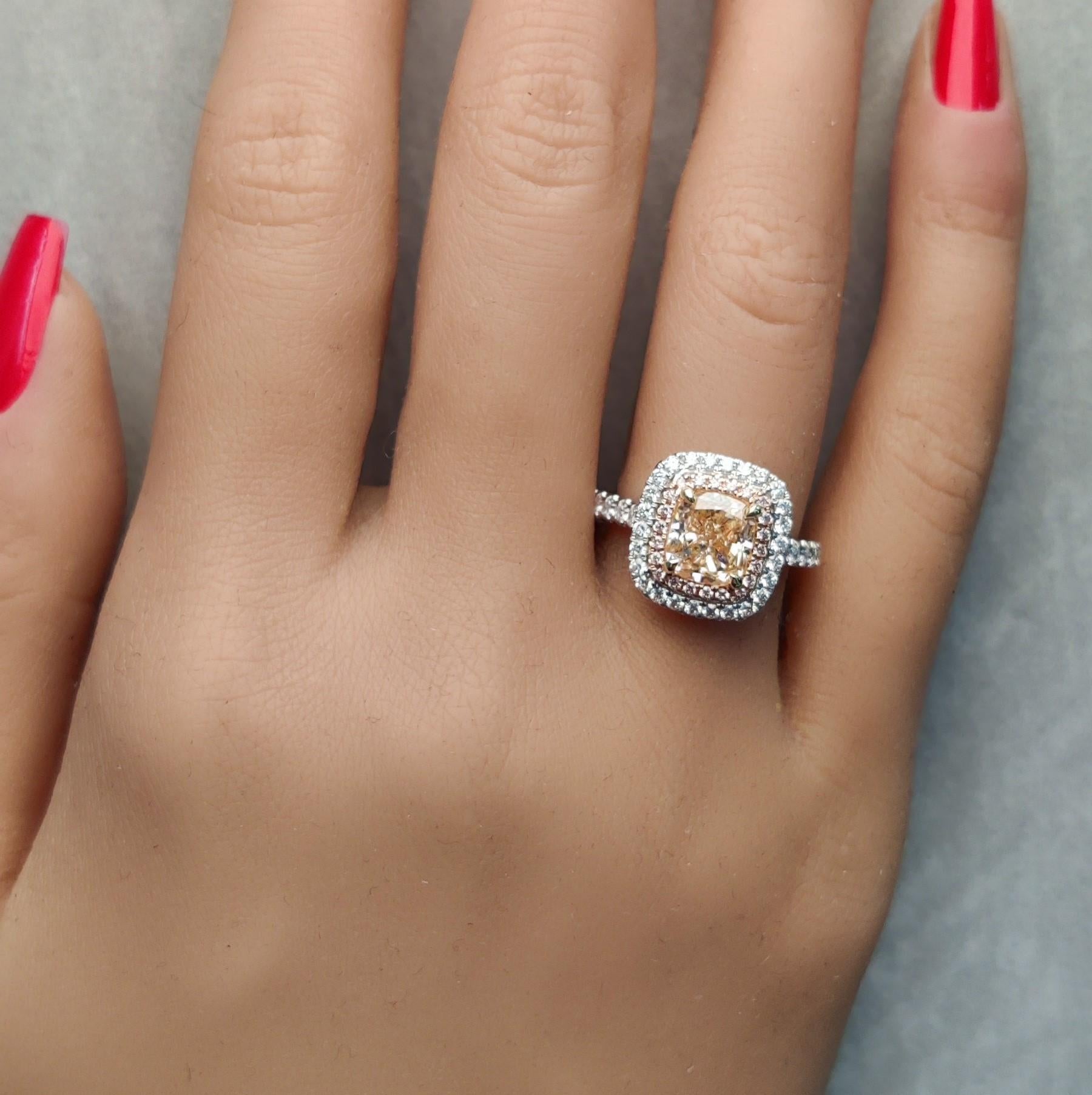 Bague cocktail en or jaune naturel certifié GIA avec diamant coussin de 2.64 carats poids total Neuf - En vente à New York, NY
