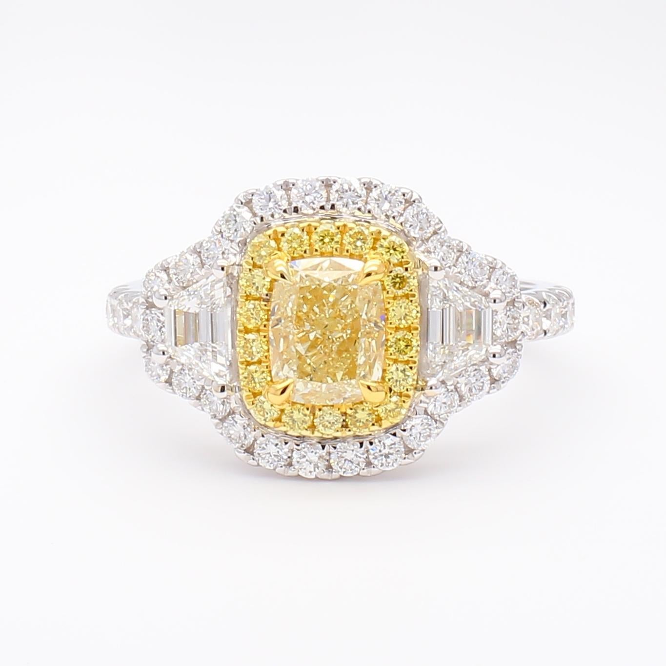 Contemporain Bague cocktail en or jaune naturel certifié GIA avec diamant coussin de 2.13 carats poids total en vente