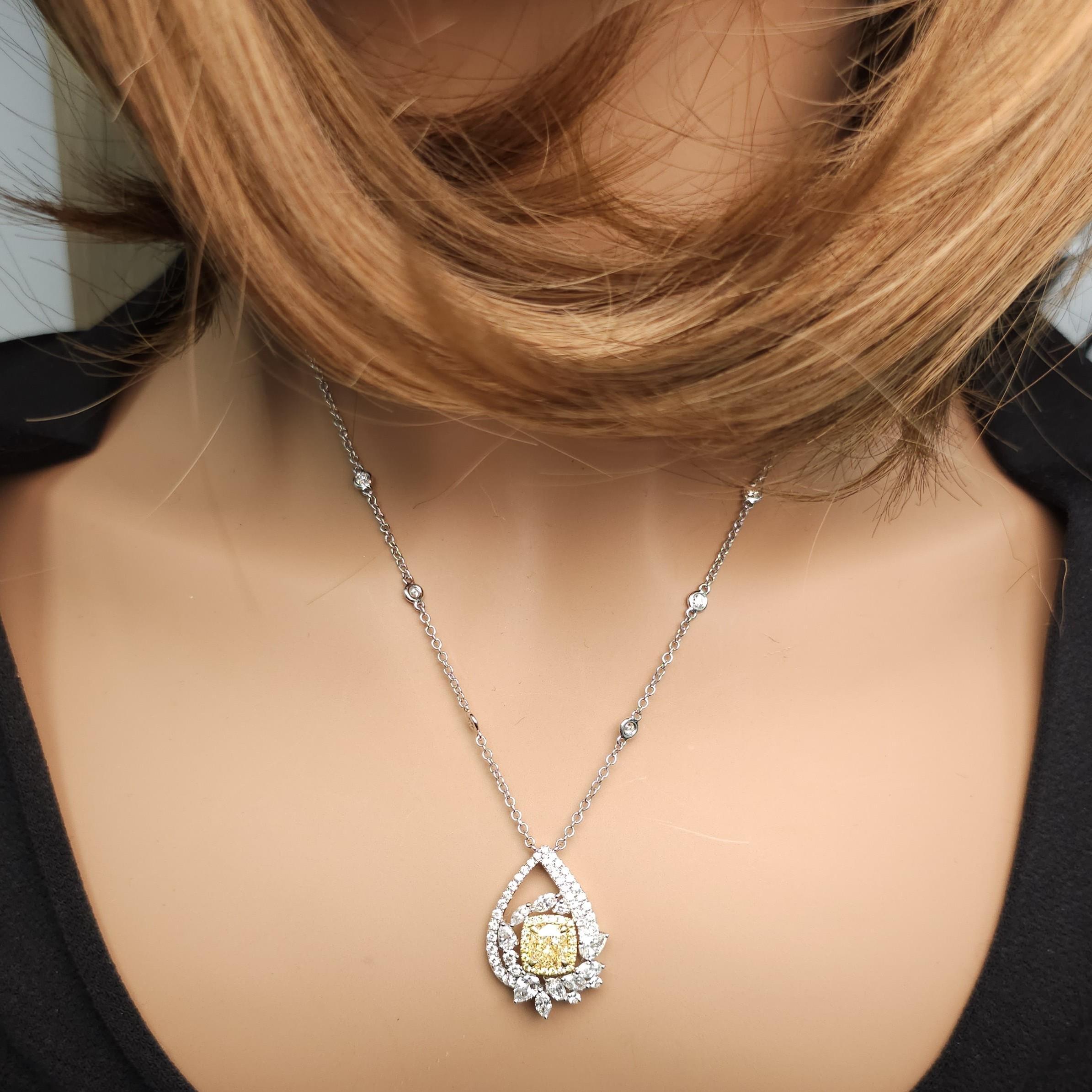 Collana con diamante giallo naturale a cuscino da 2,66 carati in oro certificata GIA In condizioni Nuovo in vendita a New York, NY