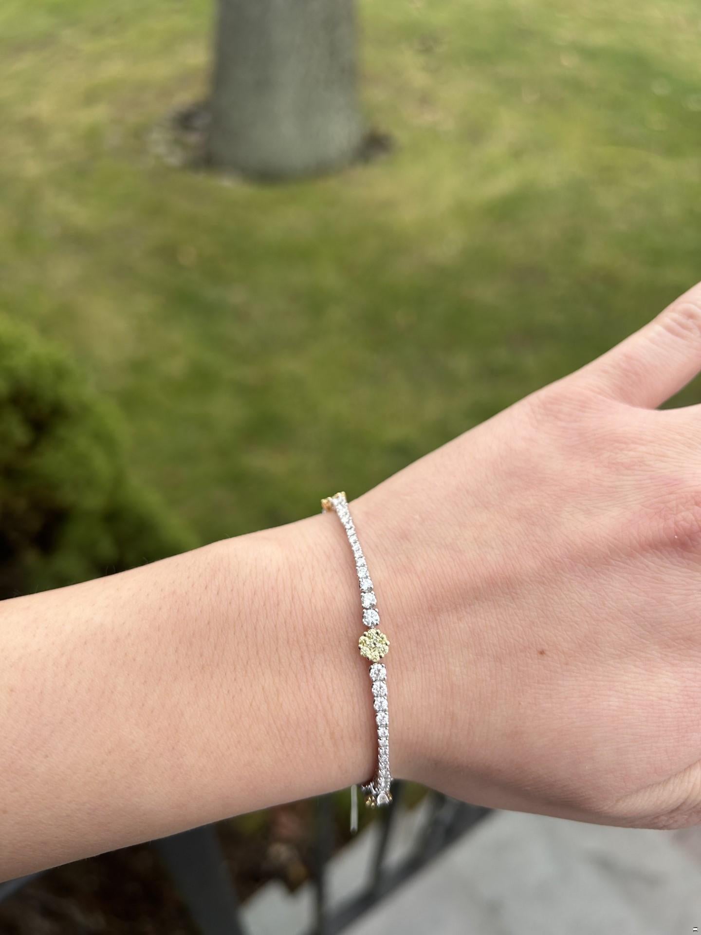 Bracelet en or jaune naturel et diamants blancs de 3.39 carats poids total Neuf - En vente à New York, NY