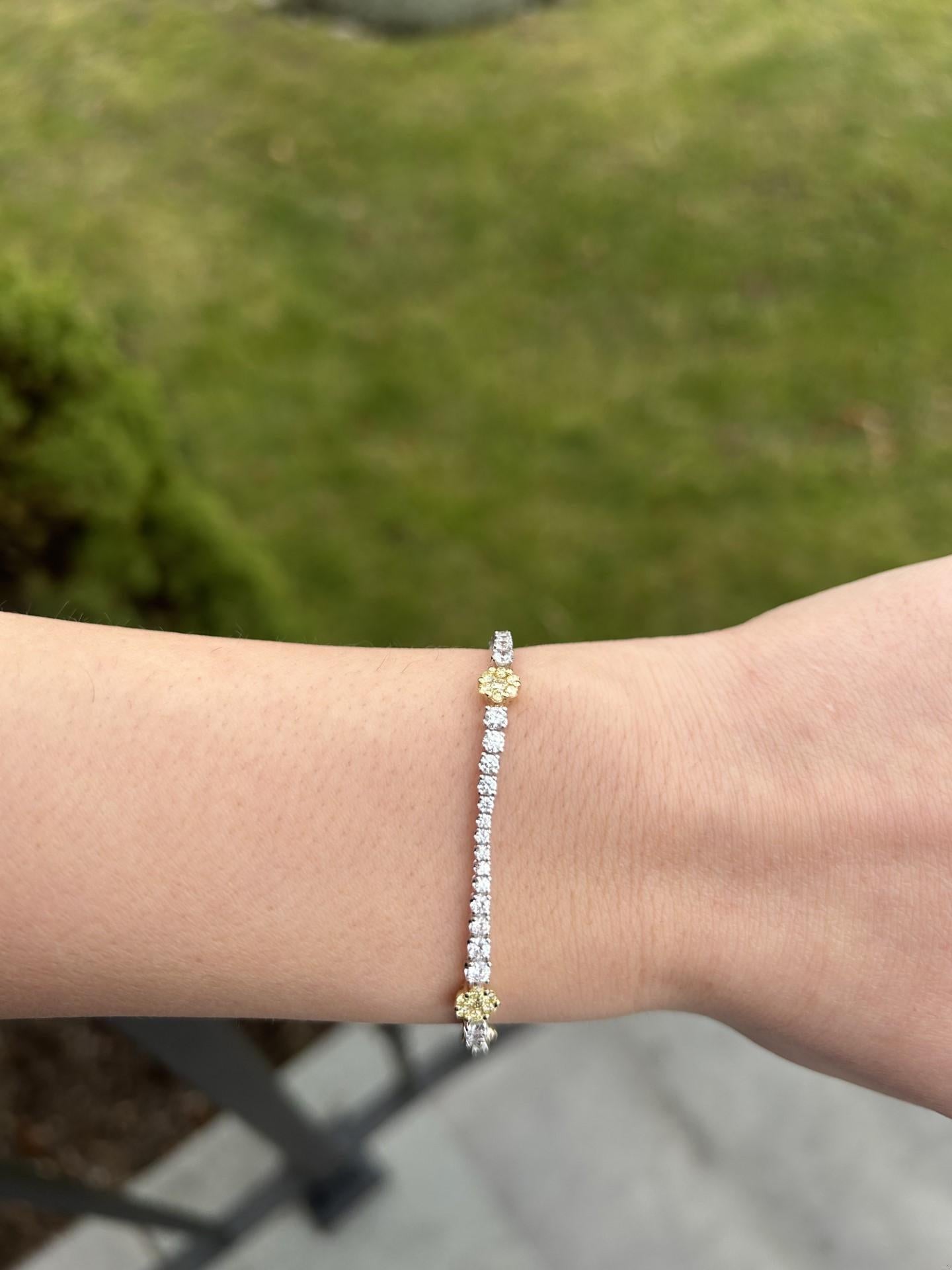 Bracelet en or jaune naturel et diamants blancs de 3.39 carats poids total Pour femmes en vente
