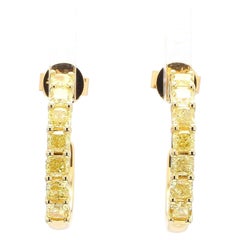 Boucles d'oreilles pendantes en or jaune avec diamant coussin naturel de 2,56 carats TW