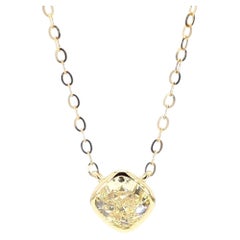 Collier en or avec un diamant naturel jaune clair certifié GIA, taille « coussin », de 0.73 carats TW