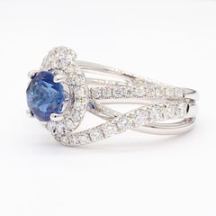 Bague cocktail en or de 2.72 carats poids total, saphir rond bleu naturel et diamant blanc