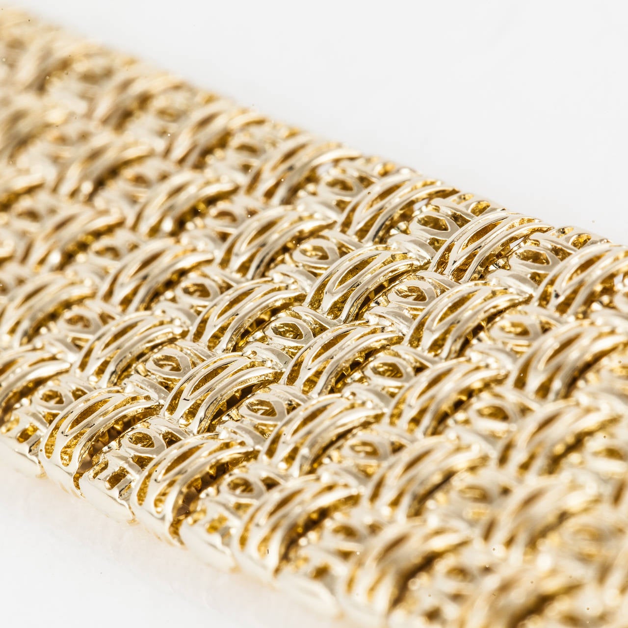 Roberto Coin Appassionata Diamond Woven Gold Bracelet In Excellent Condition In Houston, TX