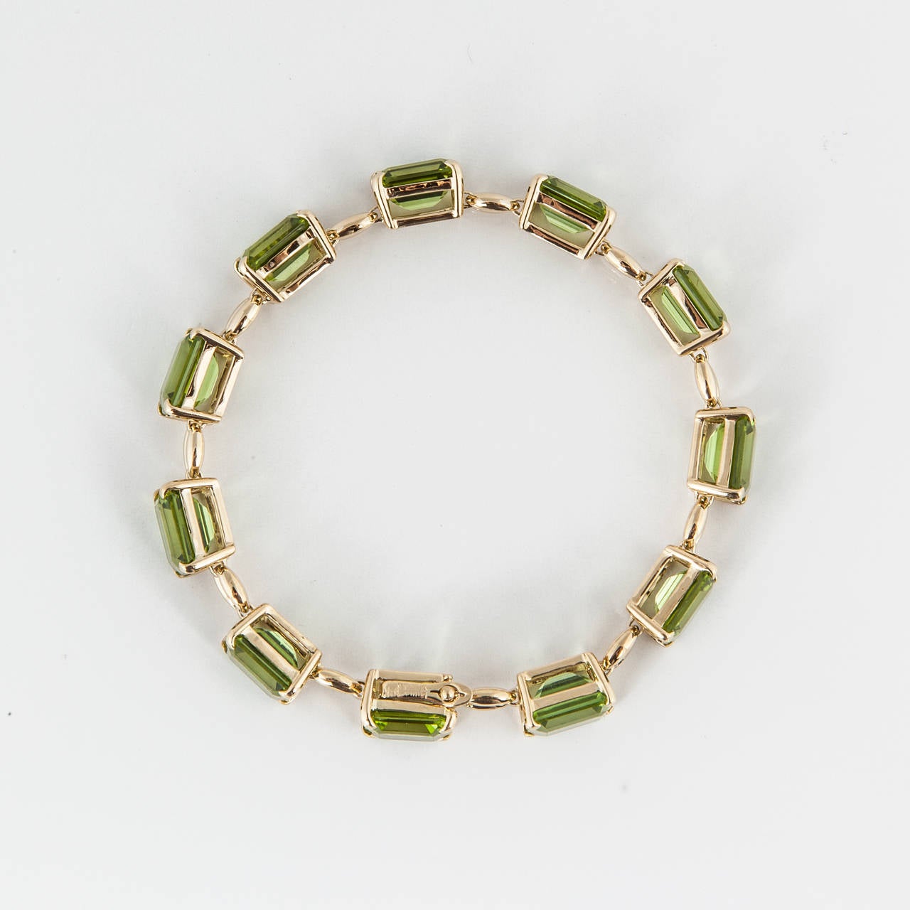 Laura Munder 18K Yellow Gold Peridot Line Bracelet In Excellent Condition For Sale In Houston, TX