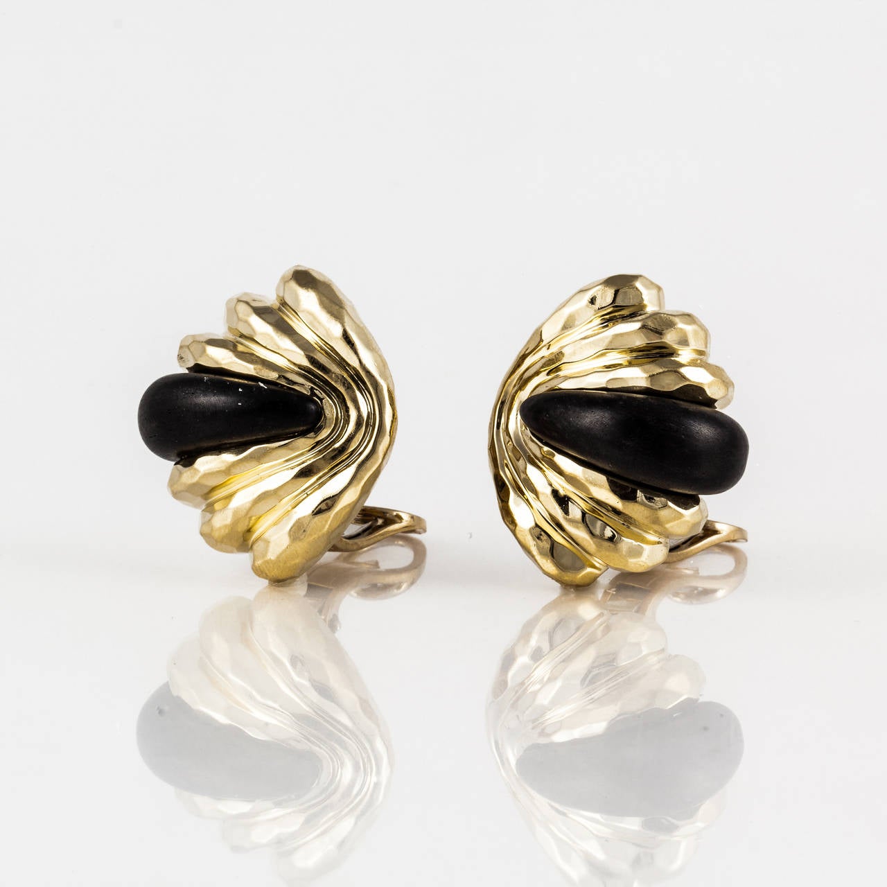 Boucles d'oreilles Henry Dunay composées d'or jaune martelé 18 carats avec inserts en bois d'ébène.  Marqué au dos « Dunay 18K ».  Elles mesurent 1 1/8 pouces de long et 1 pouce de large.   Elles sont dotées d'un fermoir oméga.  