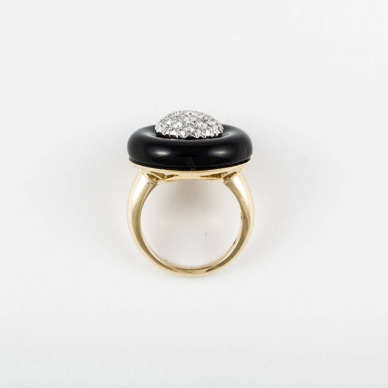 Onyx Disc Ring with Pavé Diamond Center in 18K Gold In Good Condition For Sale In Houston, TX