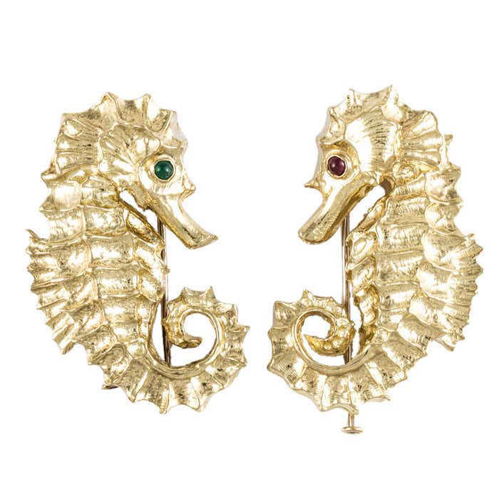 David Webb 18K Yellow Gold Pair of Seahorse Brooches For Sale at 1stDibs