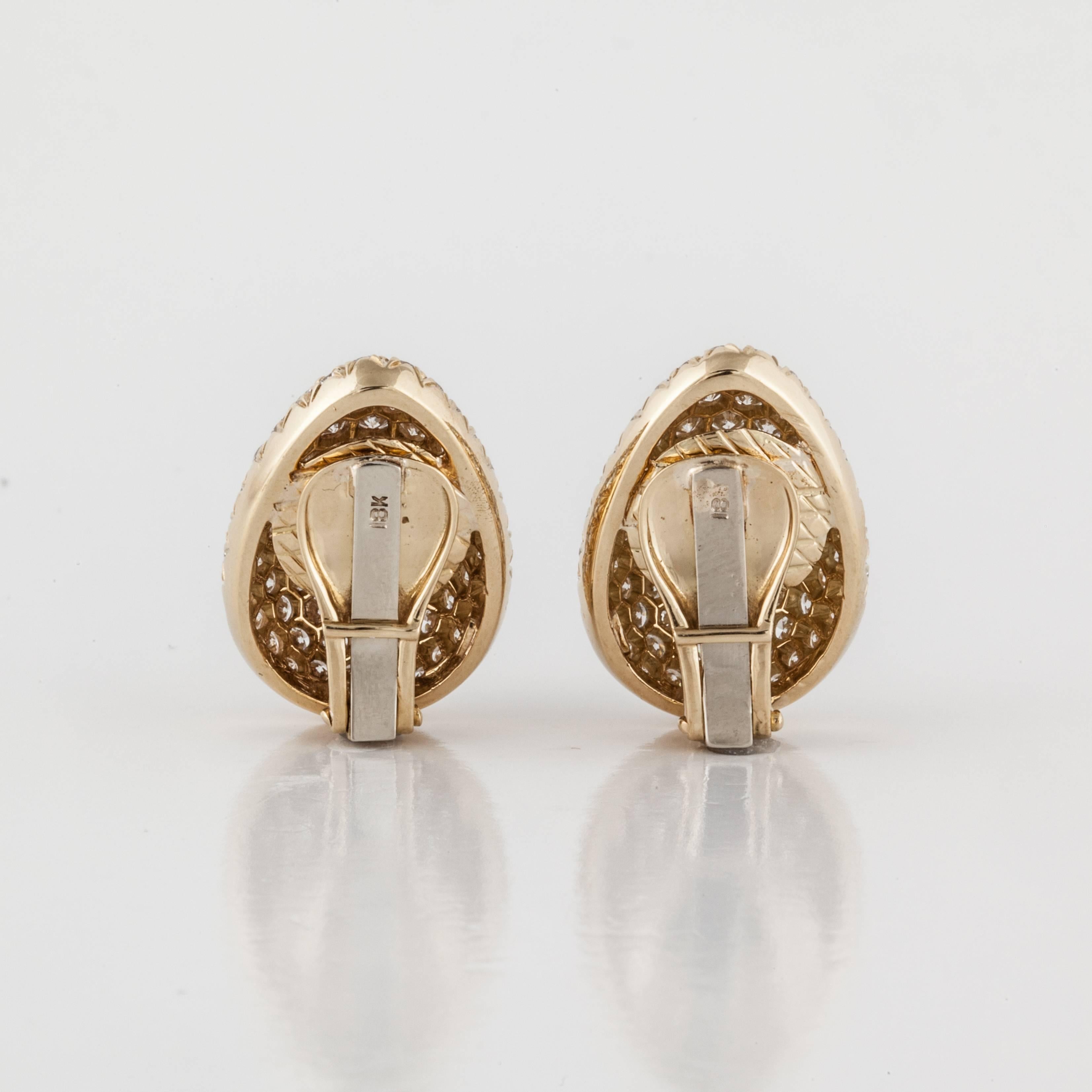 Taille ronde Boucles d'oreilles en or 18K avec pavé de diamants en vente