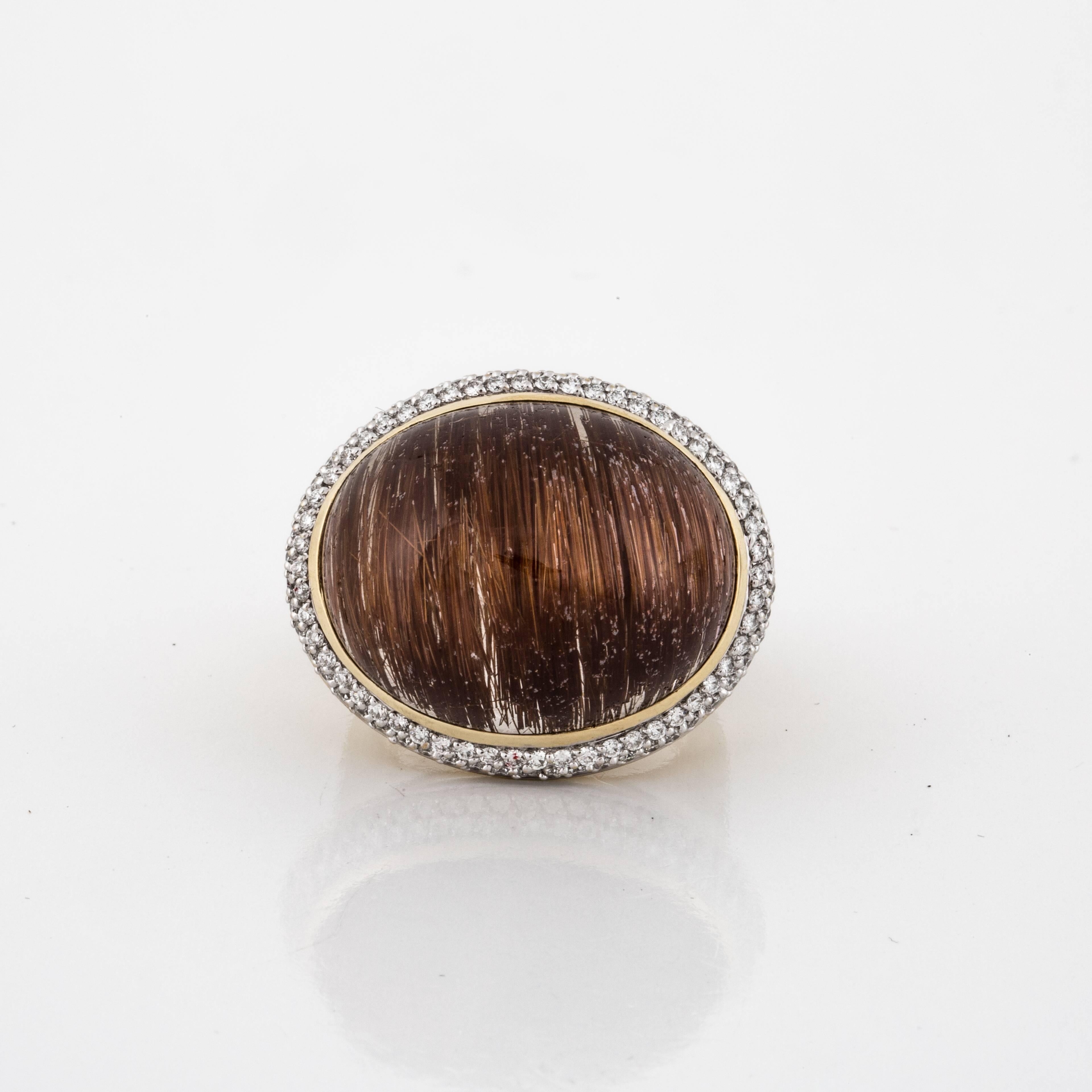 David Yurman Ring aus 18 Karat Gelbgold mit gebürsteter Oberfläche und rutiliertem Quarz, umrahmt von runden Diamanten.  Es gibt 108 runde Diamanten von insgesamt 1,35 Karat, Farbe G-I und Reinheit VS.  Präsentationsbereich ist 1 3/16 Zoll breit, 1