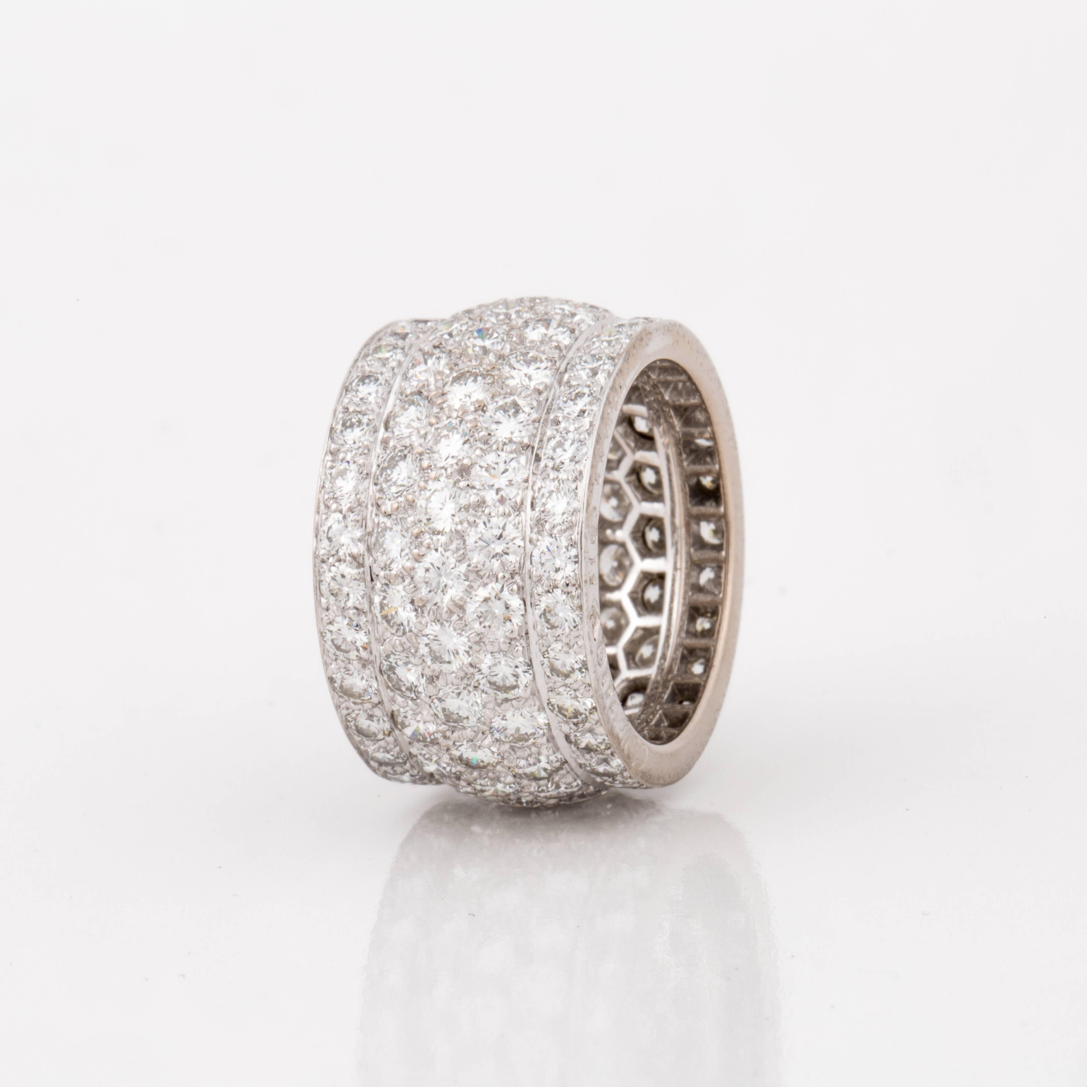 Large anneau d'éternité Cartier de la Collection Nigeria en or blanc 18K avec diamants ronds de taille brillant.  Il y a 125 diamants qui totalisent 5,65 carats ; couleur F-G et clarté VVS-VS1.  La bague est une taille américaine 5 1/2 ou une taille