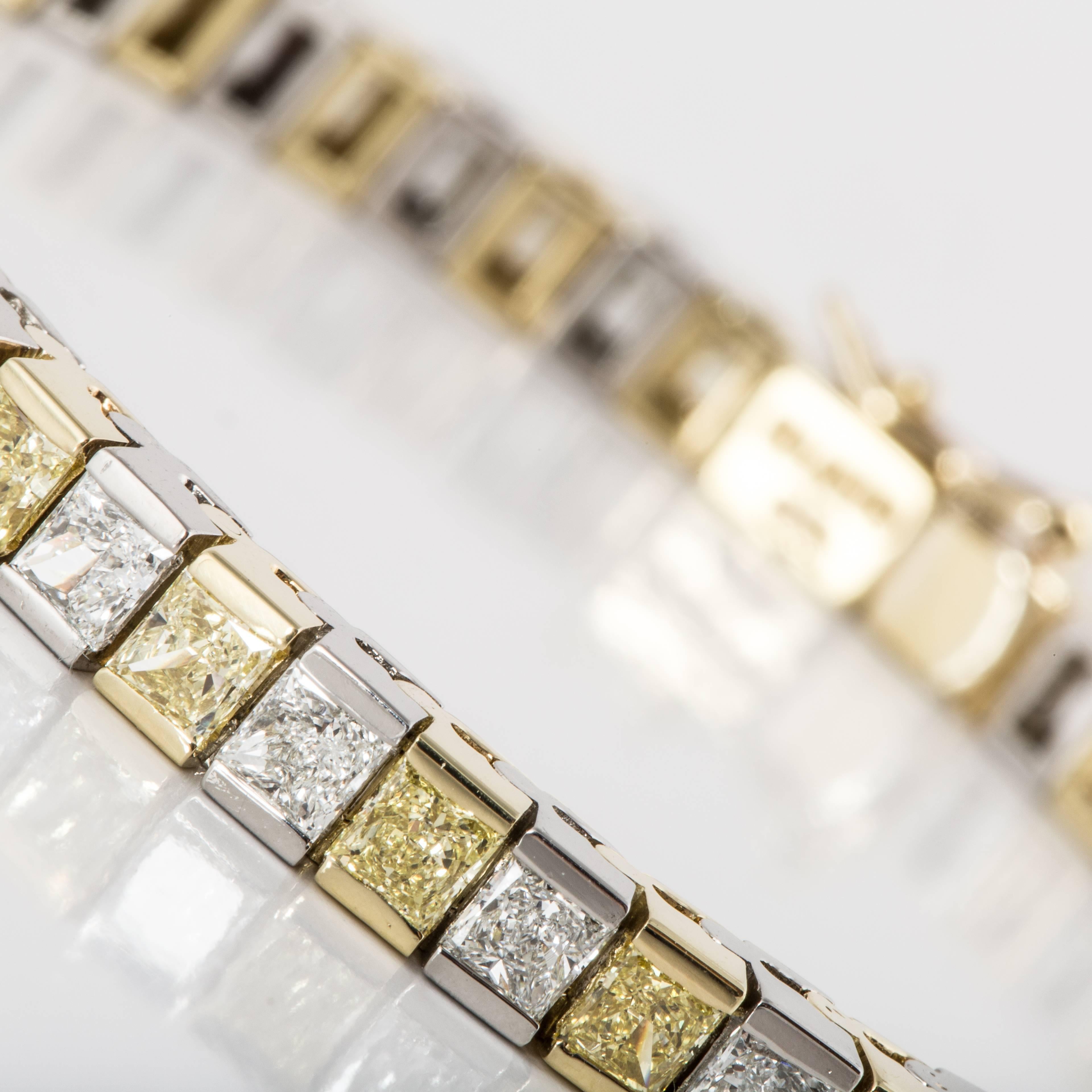 Gelbes und weißes Diamantarmband mit Prinzessinnenschliff (Carréschliff) im Angebot