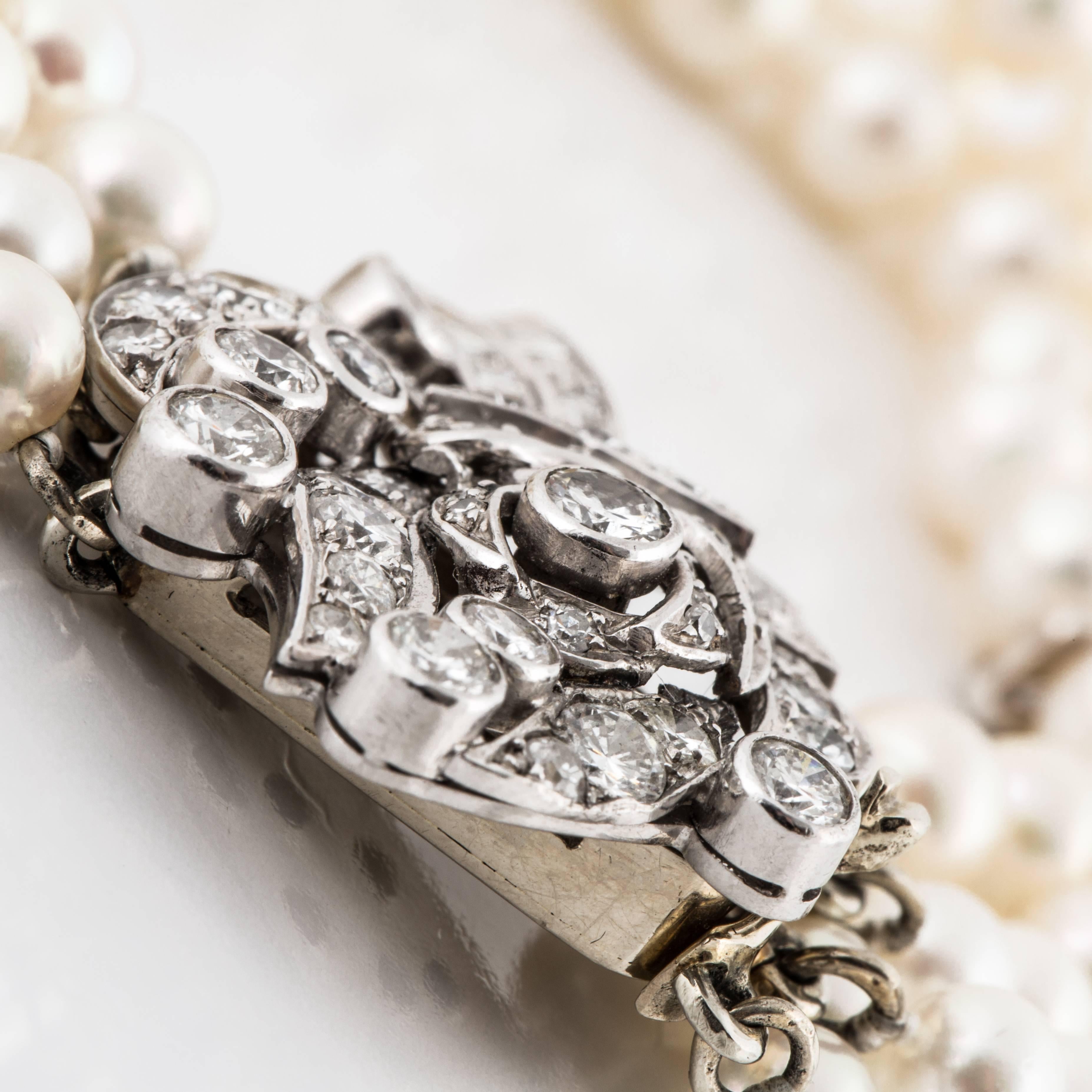 Dreistrangiges Armband aus Zuchtperlen und Diamanten (Gemischter Schliff) im Angebot