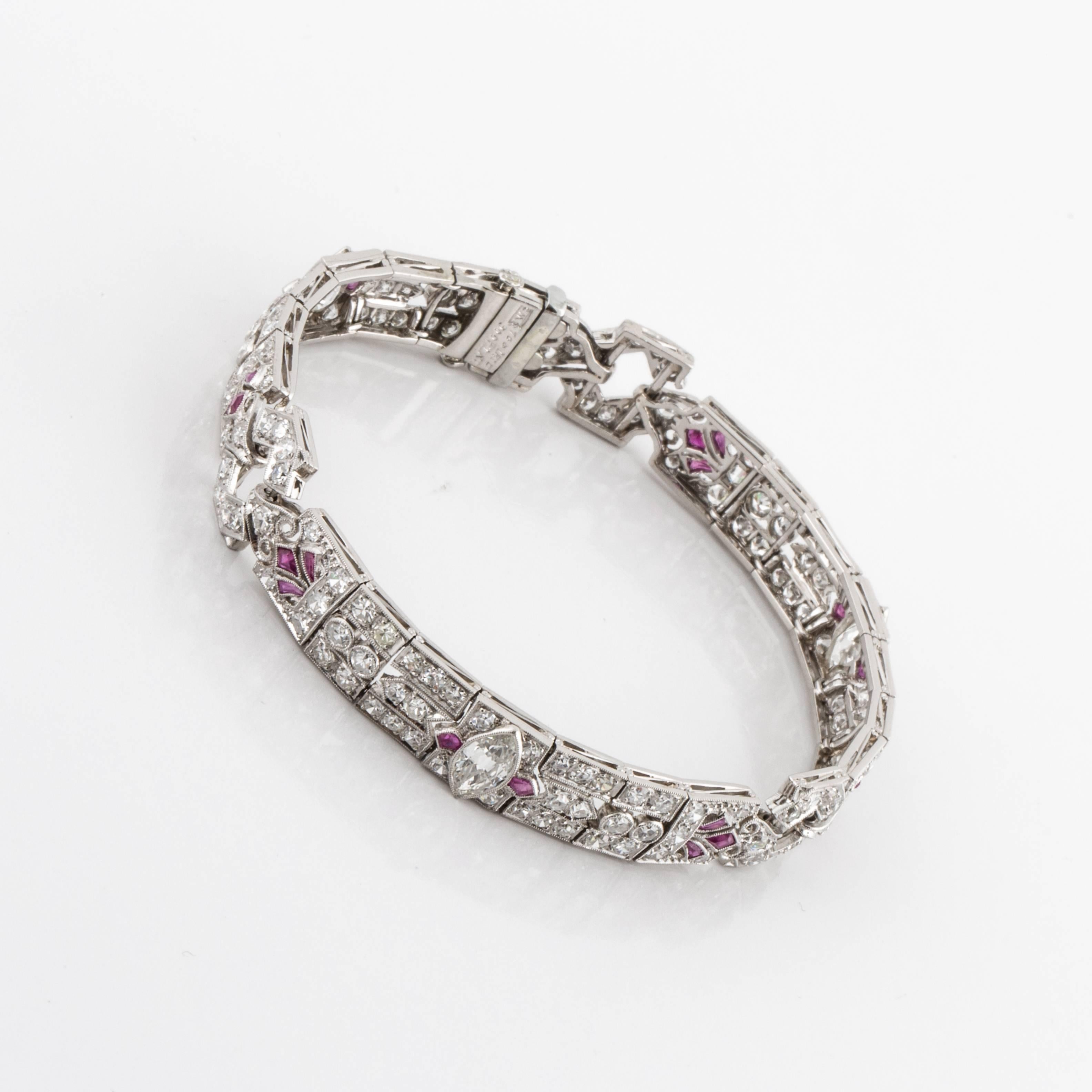 Art-Deco-Armband aus Platin mit Diamanten und Rubinen und der Aufschrift 
