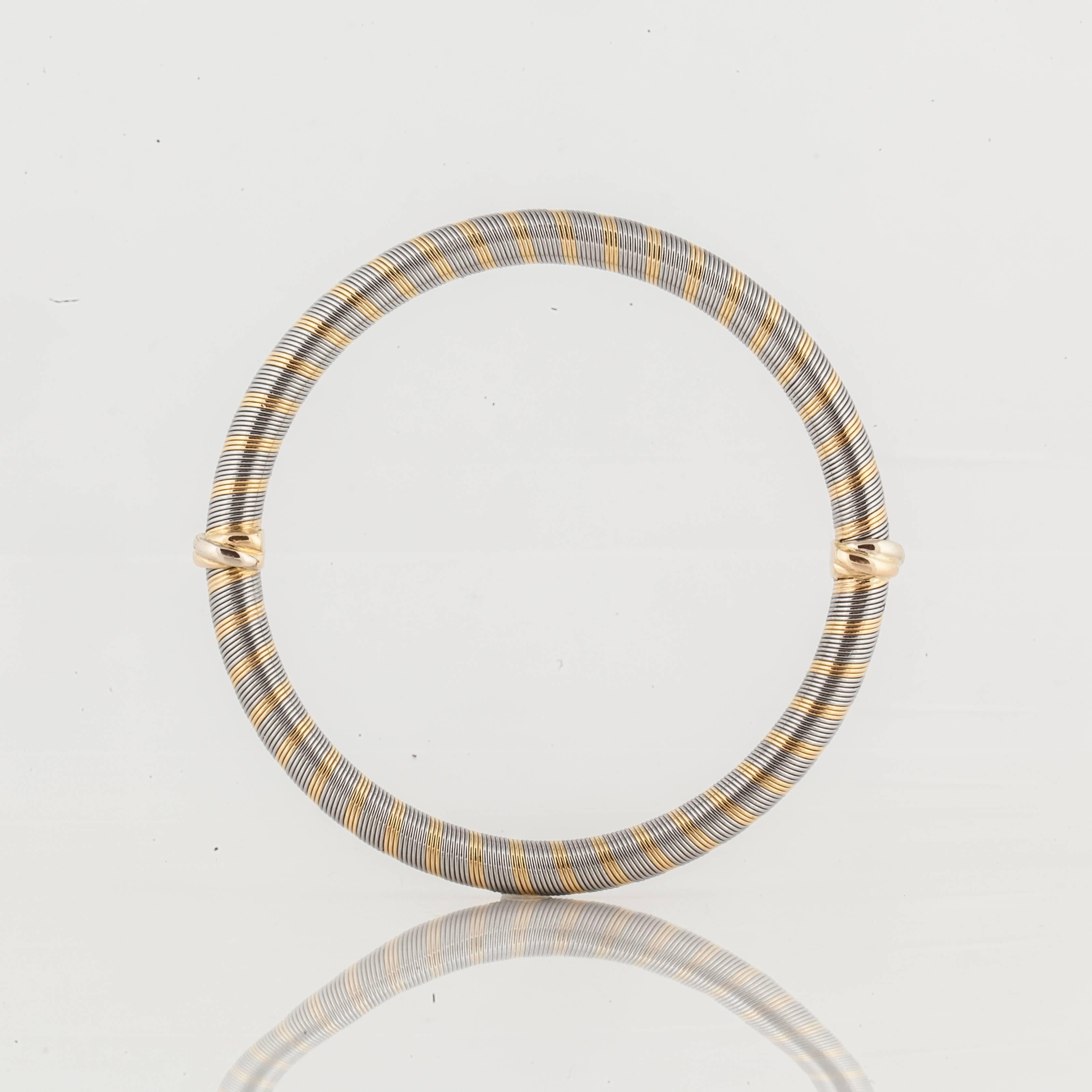 Bracelet bangle de Cartier en or blanc et jaune 18 carats.  Ce bracelet est marqué 