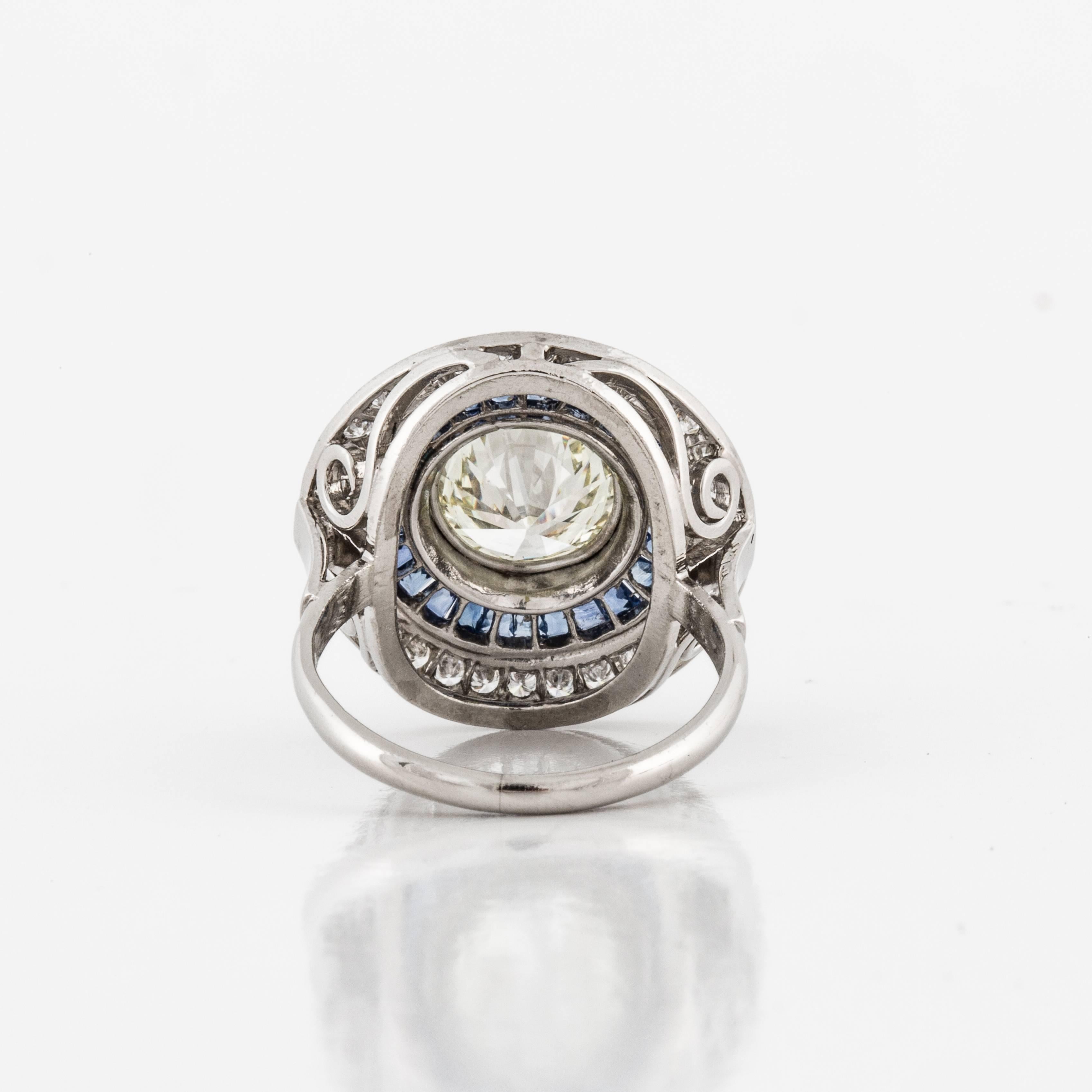 Zeitgenössischer Diamant- und Saphir- Target-Ring aus Platin Damen im Angebot