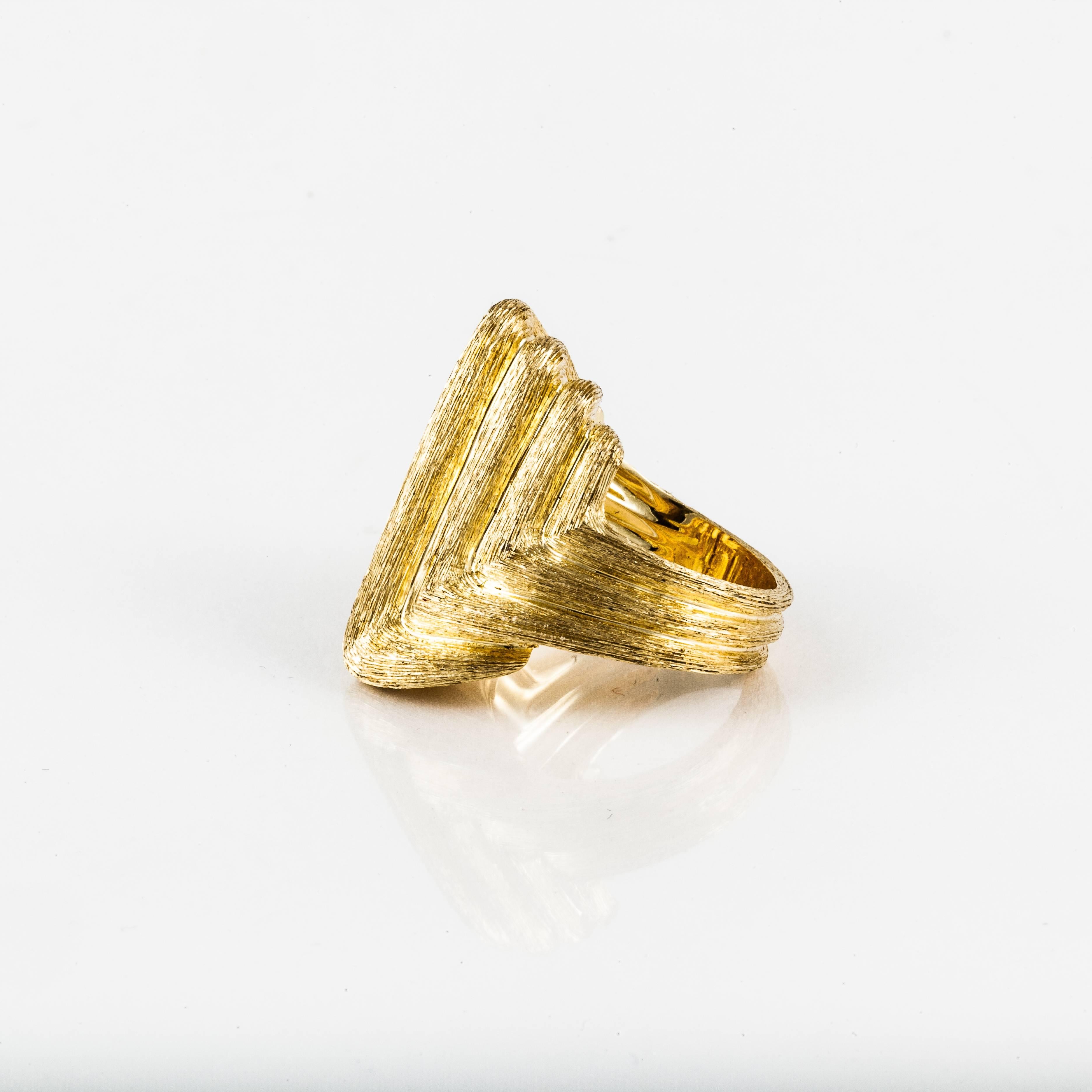 Henry-Dunay-Ring aus 18 Karat Gelbgold mit dem Dunay bekannten Sabi-Finish.  Auf der Innenseite gestempelt 