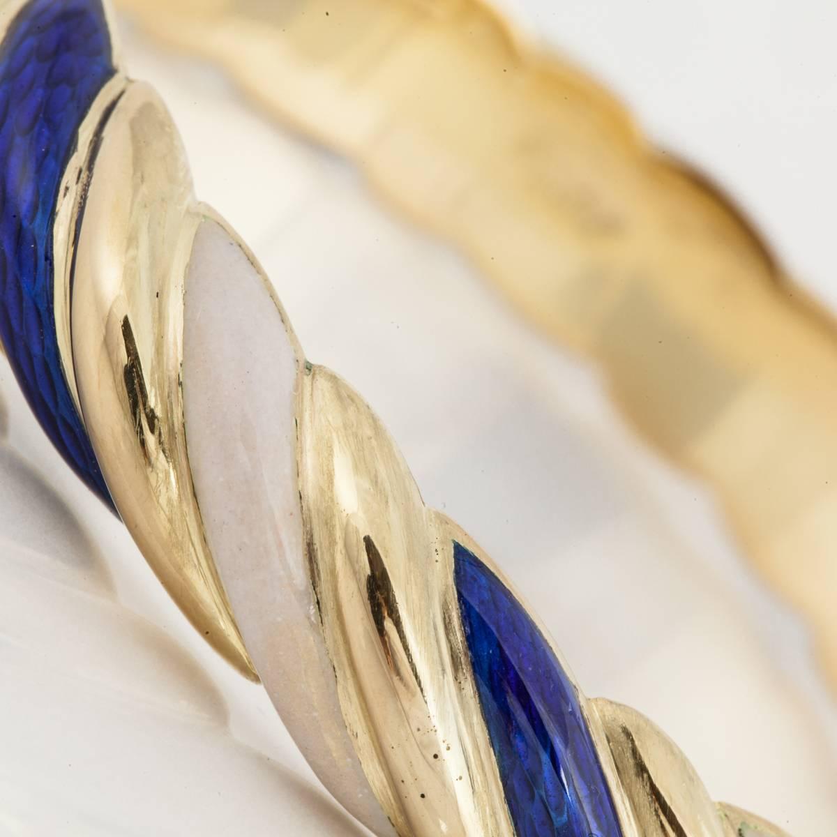 Tiffany & Co. Armreif aus 18 Karat Gold mit blauer und weißer Emaille im Zustand „Gut“ im Angebot in Houston, TX