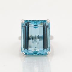 Mitte des 20. Jahrhunderts 25,13ct Aquamarin-Ring mit Stufenschliff in Platin