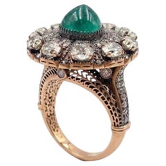 Anillo de diamantes talla antigua y cabujón de esmeralda en oro de 18 quilates