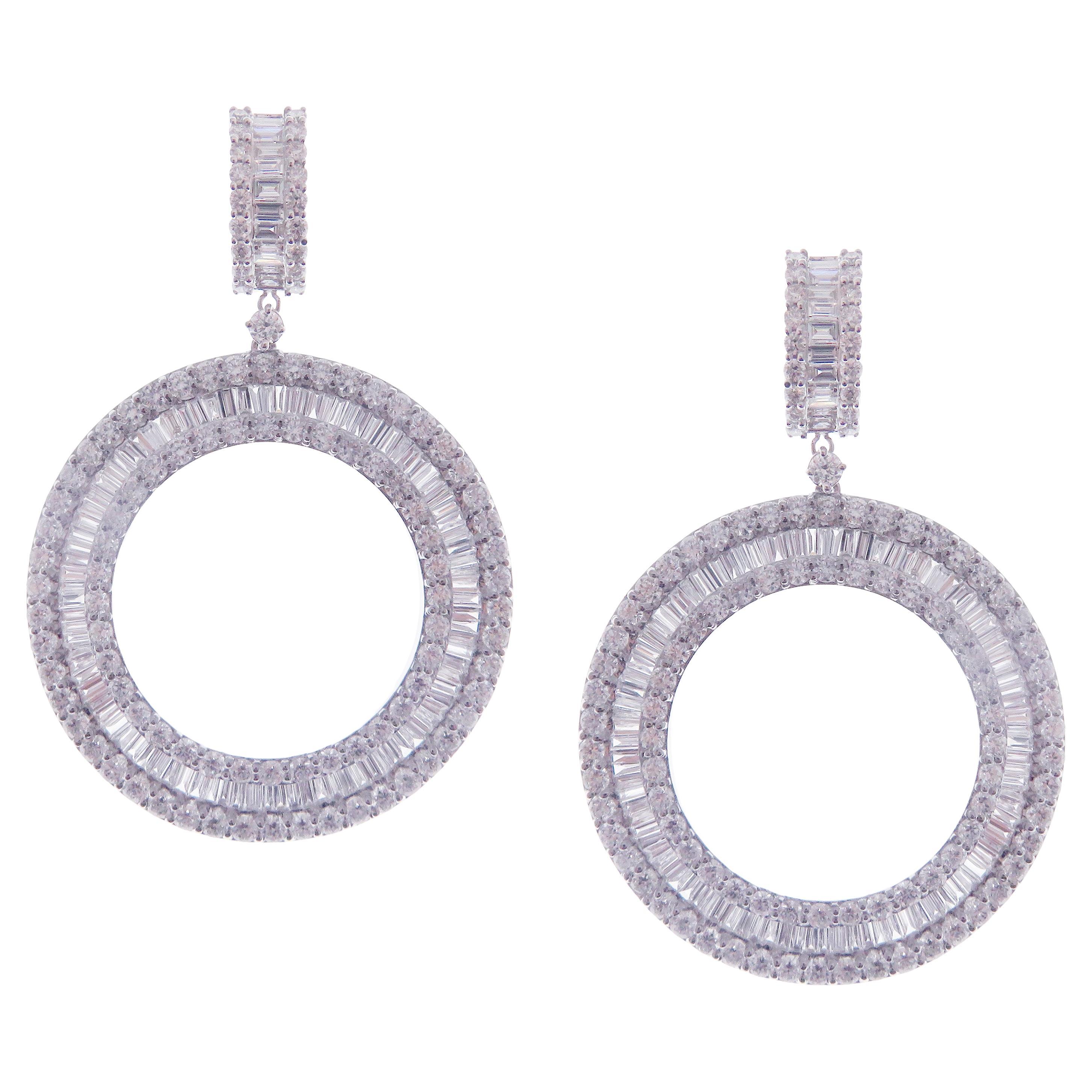 Boucle d'oreille pendante en or blanc 18 carats diamant baguette rond en vente