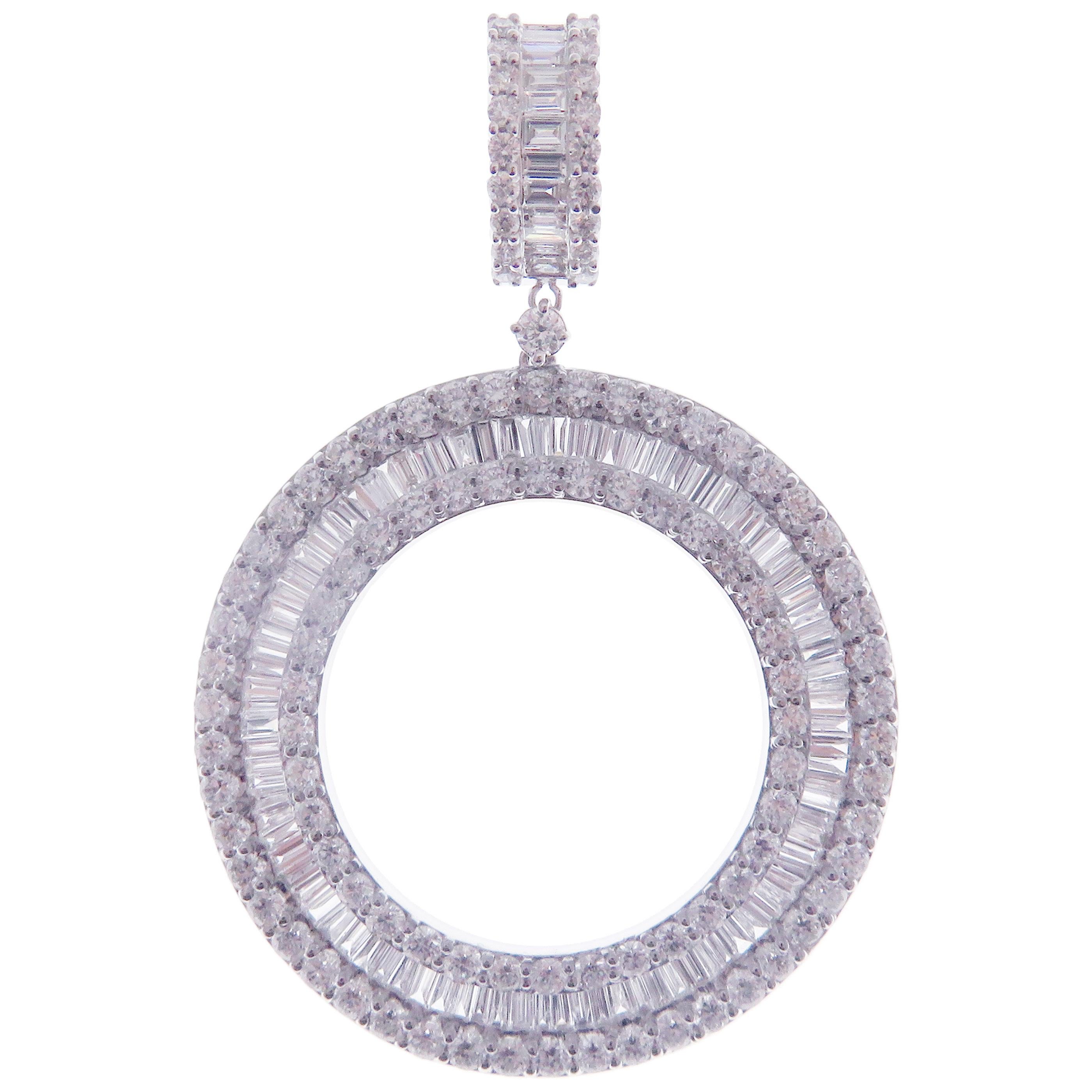 Ces boucles d'oreilles baguette sont réalisées en or blanc 18 carats et pèsent environ 9,11 carats de diamant blanc de qualité SI-V. 

Notre Collection Baguette Simple propose des boucles d'oreilles pour celles qui ont une esthétique simple et des