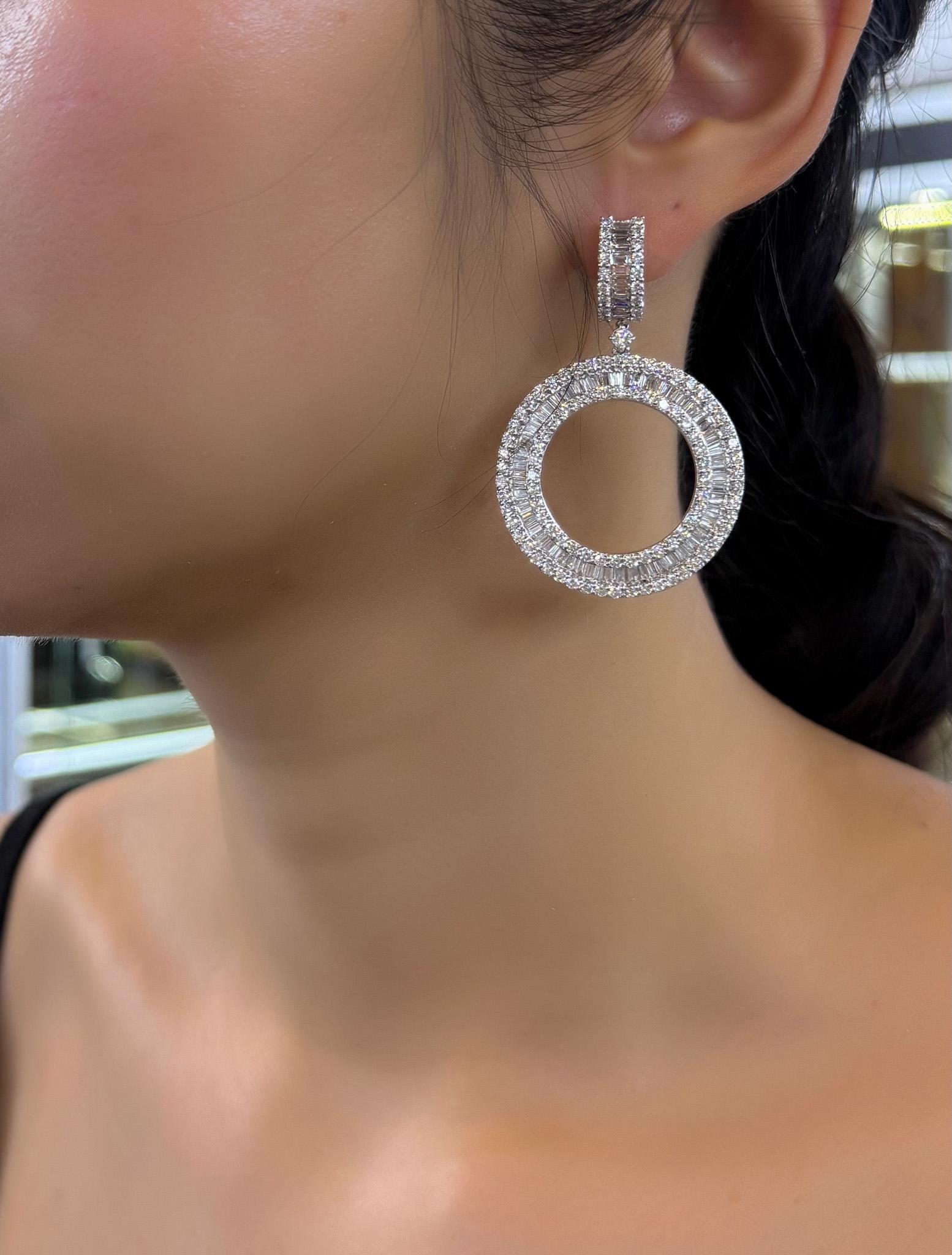 Boucle d'oreille pendante en or blanc 18 carats diamant baguette rond Neuf - En vente à Los Angeles, CA