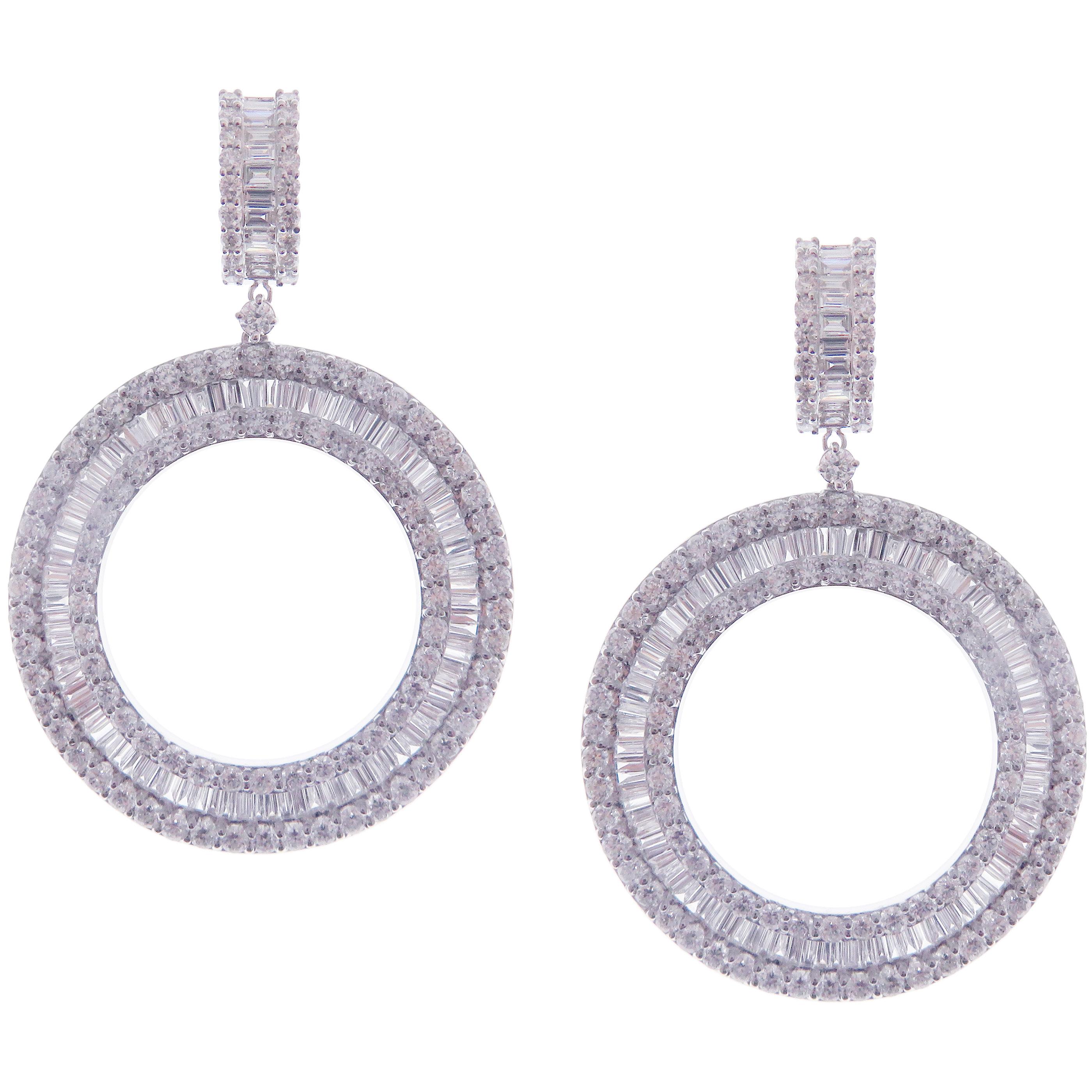 Taille baguette Boucle d'oreille pendante en or blanc 18 carats diamant baguette rond en vente