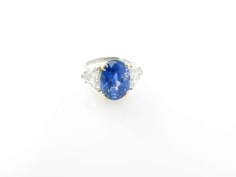 Ein wunderschöner Ring mit drei Steinen aus Saphiren und Diamanten in Platin. 1