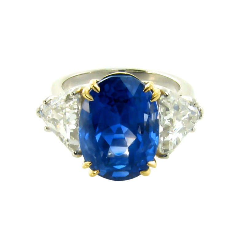 Ein wunderschöner Ring mit drei Steinen aus Saphiren und Diamanten in Platin.