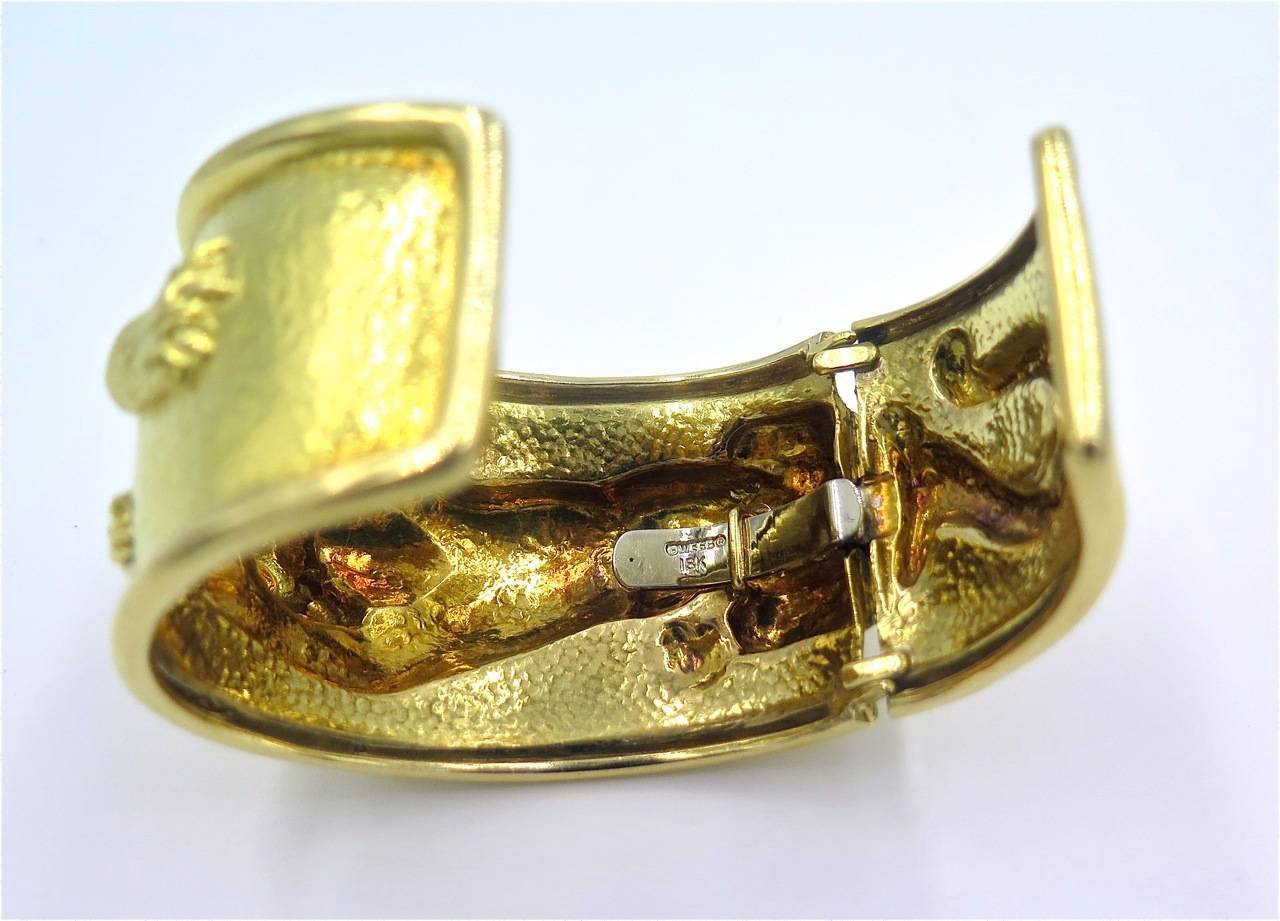 David Webb Emerald Gold Leopard Cuff Bracelet In Excellent Condition In New York, NY