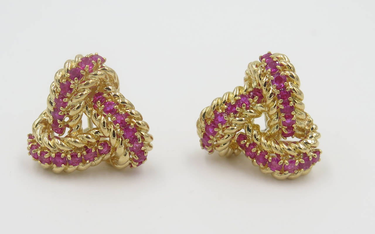 A Pair of Ruby Gold Trefoil Shaped Earrings In Excellent Condition In New York, NY