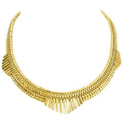 A Chic Yellow Gold Choker Necklace