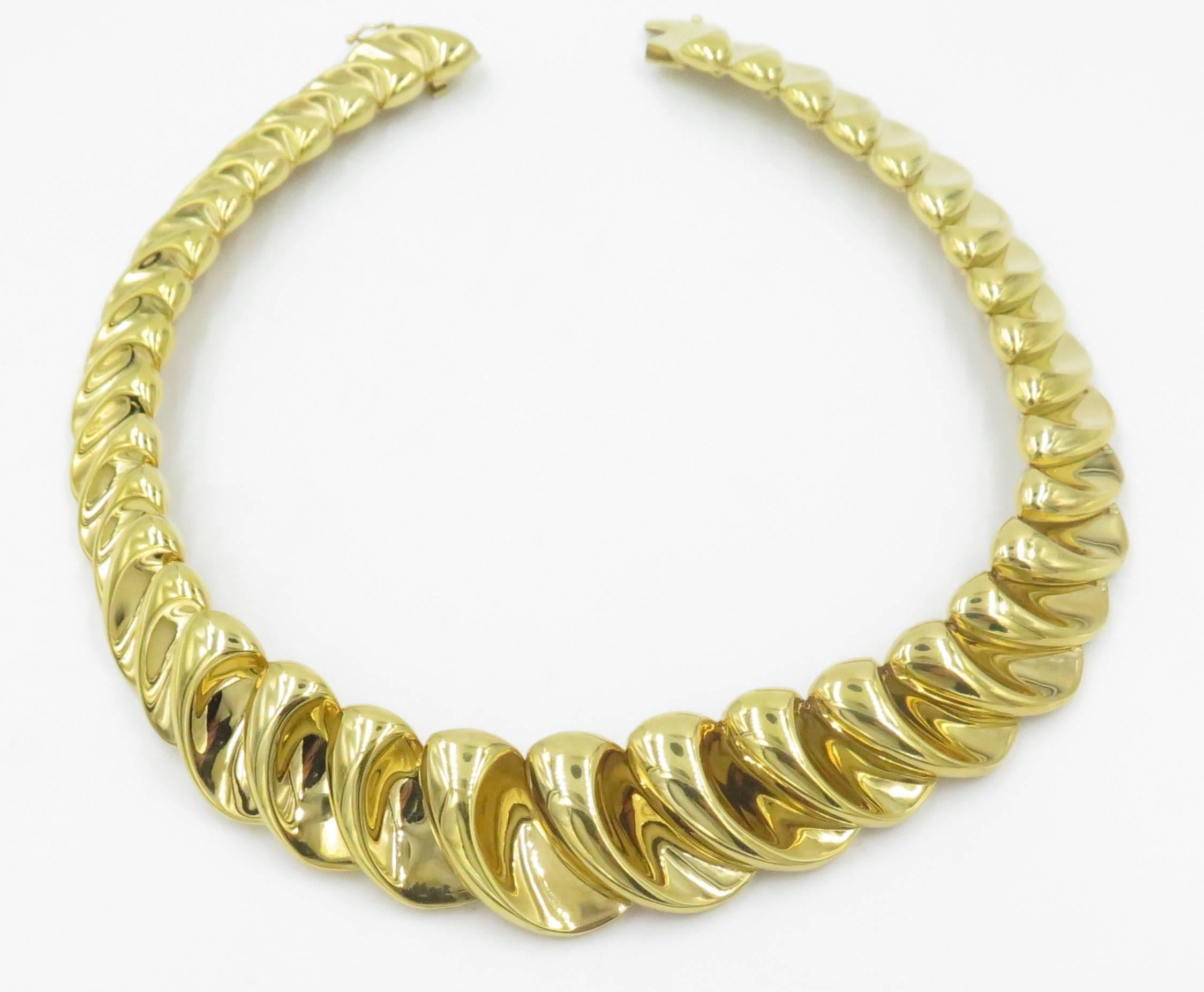 A Gorgeous Gold Necklace Set with Crescent Shaped Links In Excellent Condition In New York, NY