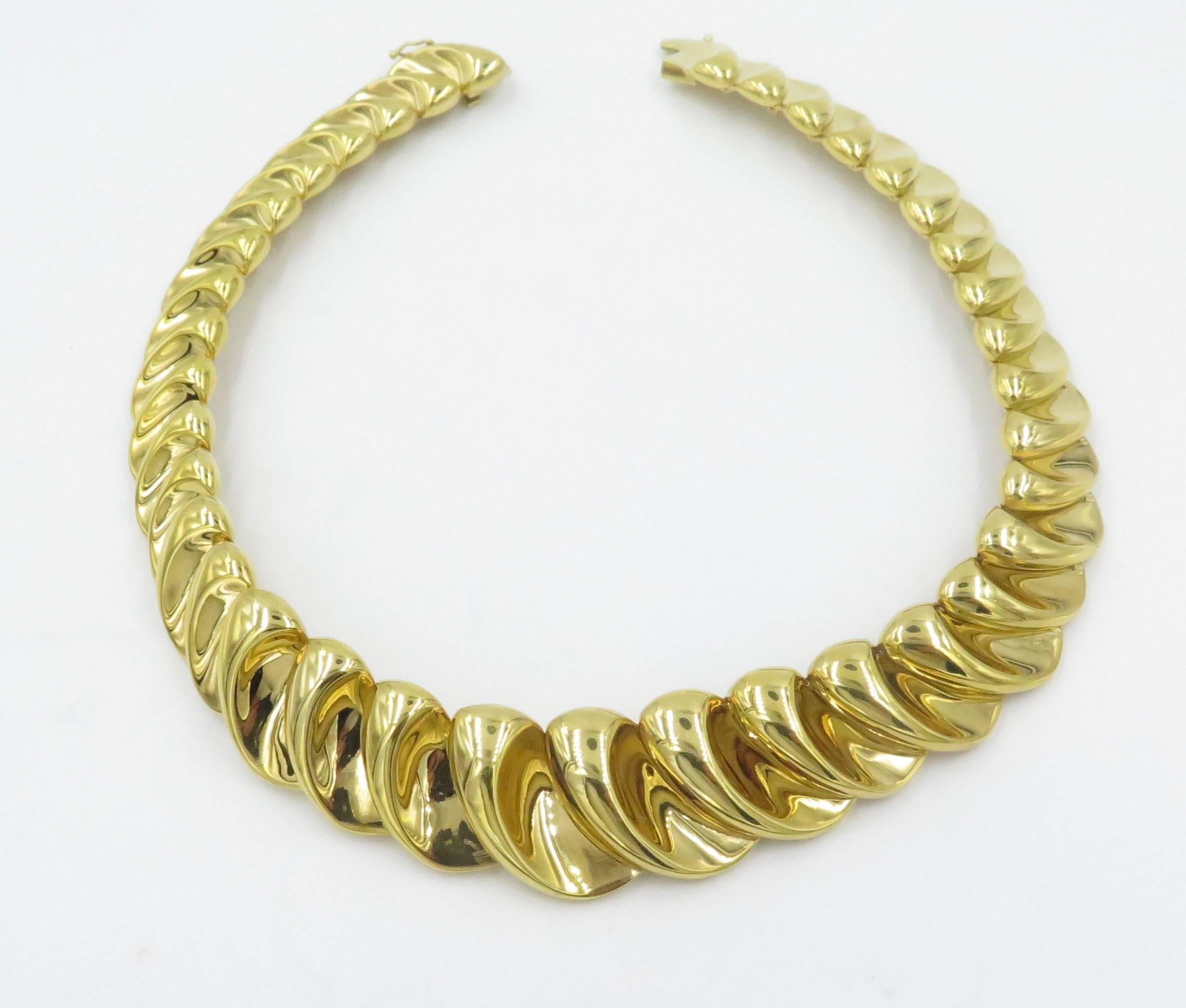 A Gorgeous Gold Necklace Set with Crescent Shaped Links 3