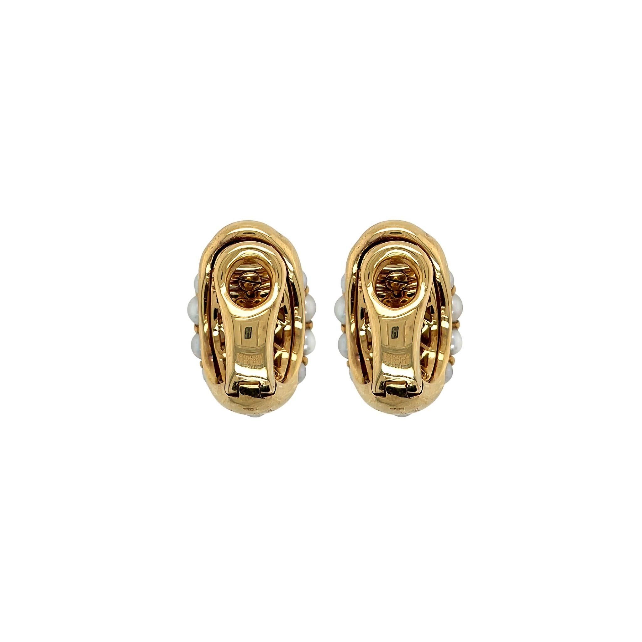 Un paio di fermagli per orecchie in oro giallo 18 carati, perle e diamanti, Cartier, circa 1991.  Ogni orecchino è stato progettato come un mezzo cerchio affusolato con circa 24 perle di dimensioni comprese tra 2,5 e 5,5 mm, arricchito nella parte