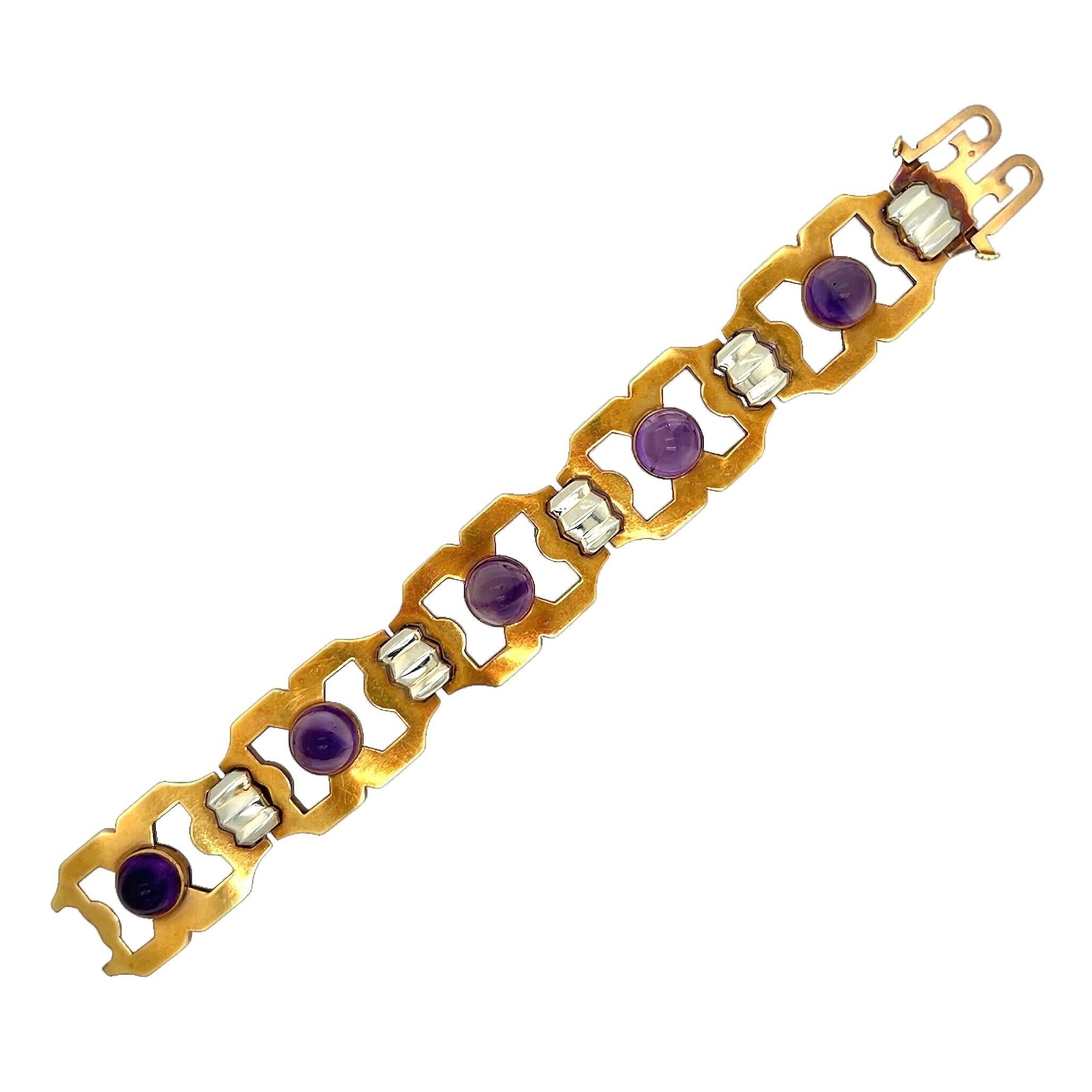 Bracciale in oro giallo e bianco 18 carati e ametista, Francia, anni '40 circa.  Disegnato come cinque maglie aperte a forma di doppia staffa in oro giallo, ciascuna delle quali è centrata da un'ametista rotonda cabochon incastonata, le maglie in