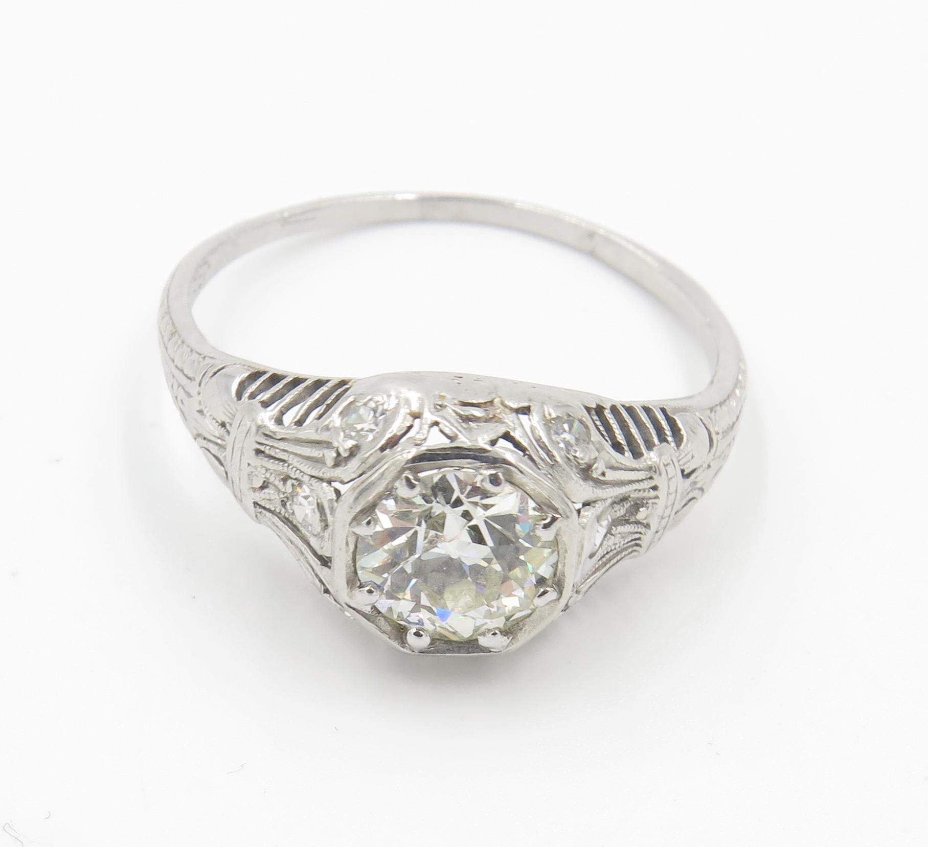 Art Deco Diamond Platinum Ring In Good Condition In New York, NY