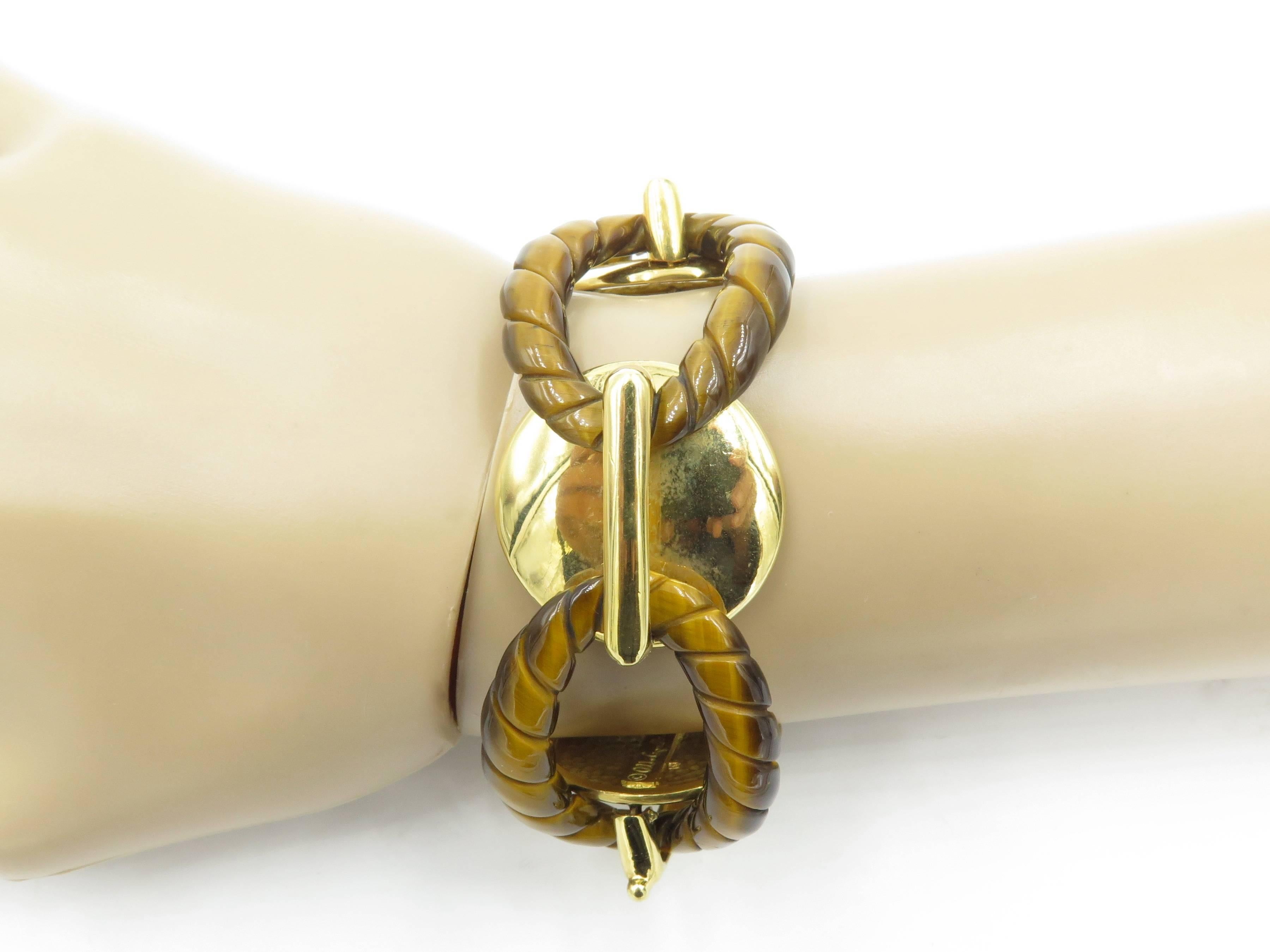 An 18 karat yellow gold and tiger’s eye link bracelet.  Designed as a series of oval fluted tiger’s eye links, spaced by polished gold disc links. Length 8 1/2 inches. Gross weight is approximately 89.1 grams. Signed Cipullo.