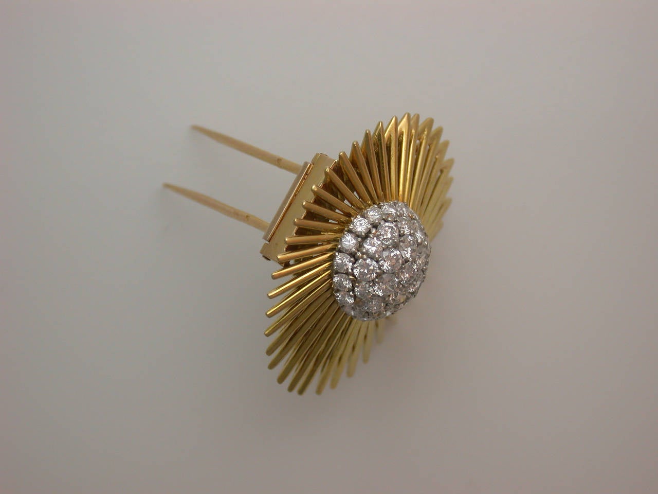 Van Cleef & Arpels Diamond Gold Meteor Clip In Excellent Condition In New York, NY