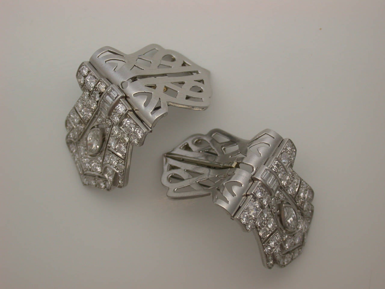 Art Deco Diamond Platinum Double Clips In Excellent Condition For Sale In New York, NY