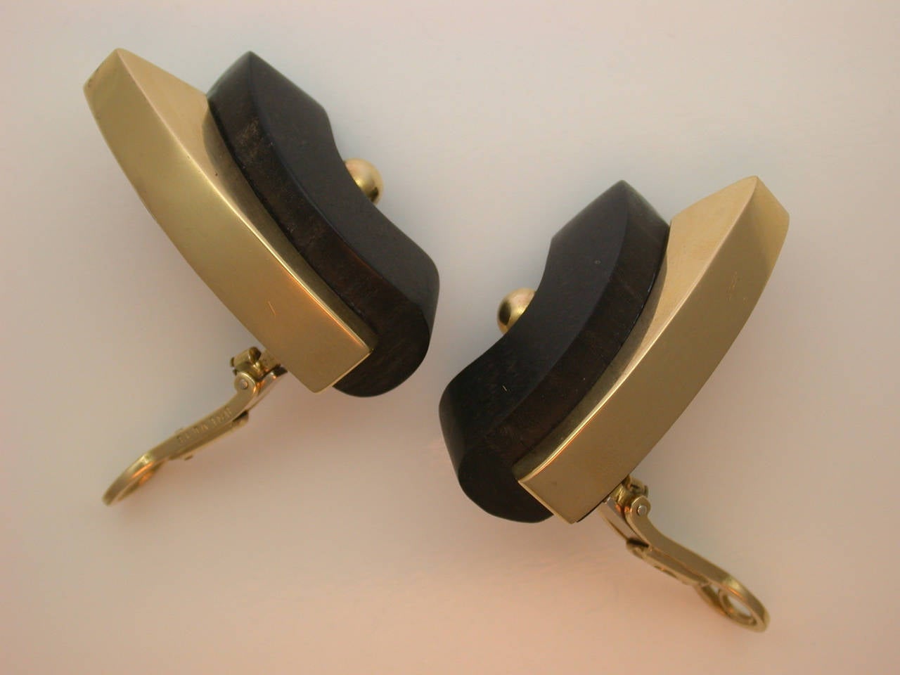 Sophia Vari Ebony Gold Earclips In Excellent Condition In New York, NY