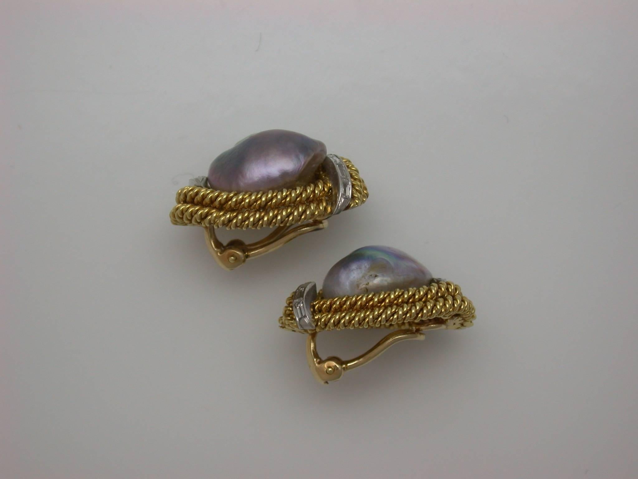 Elegant Baroque Pearl Silver Earclips In Excellent Condition For Sale In New York, NY