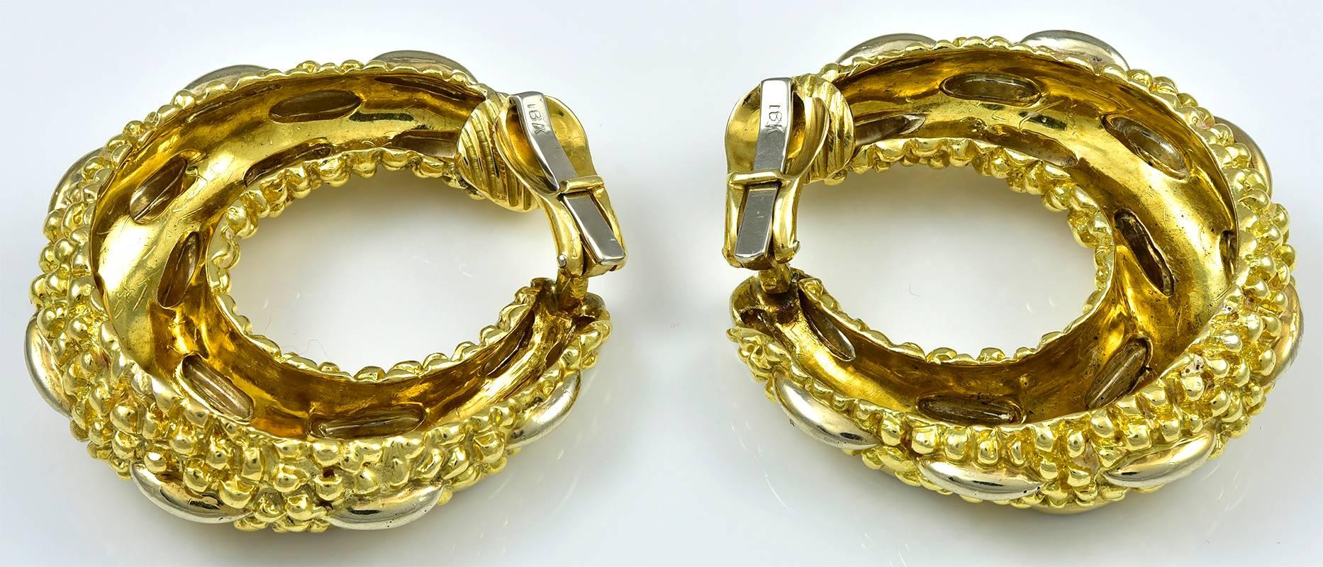 1980s Textured Gold Hoops In Excellent Condition For Sale In New York, NY