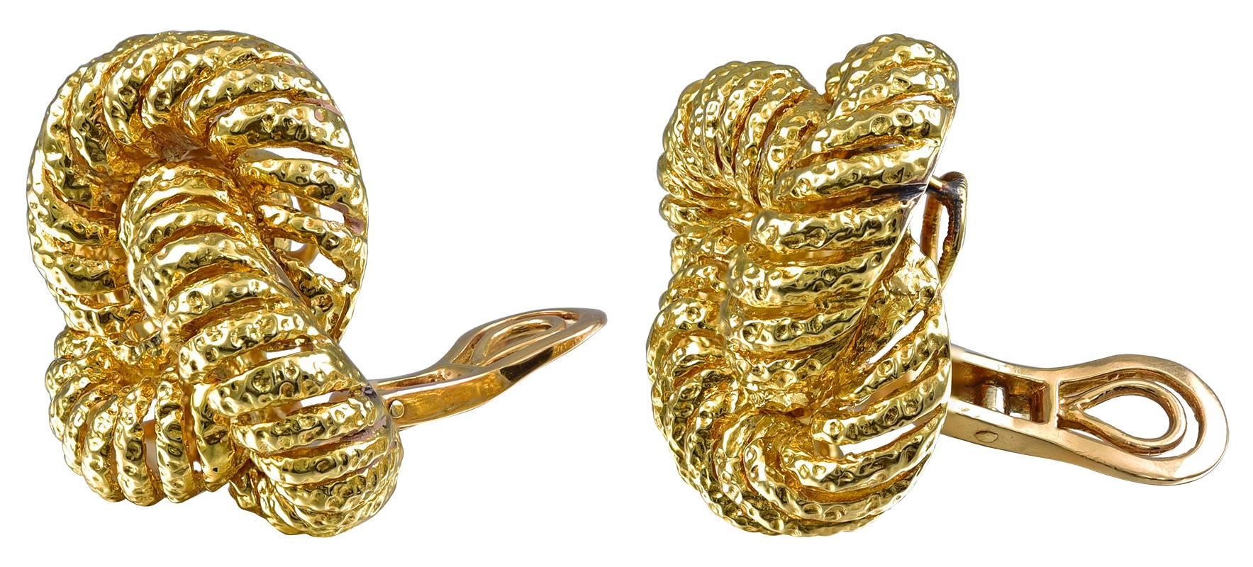 Van Cleef & Arpels Paris Gold Knot Earclips In Excellent Condition For Sale In New York, NY