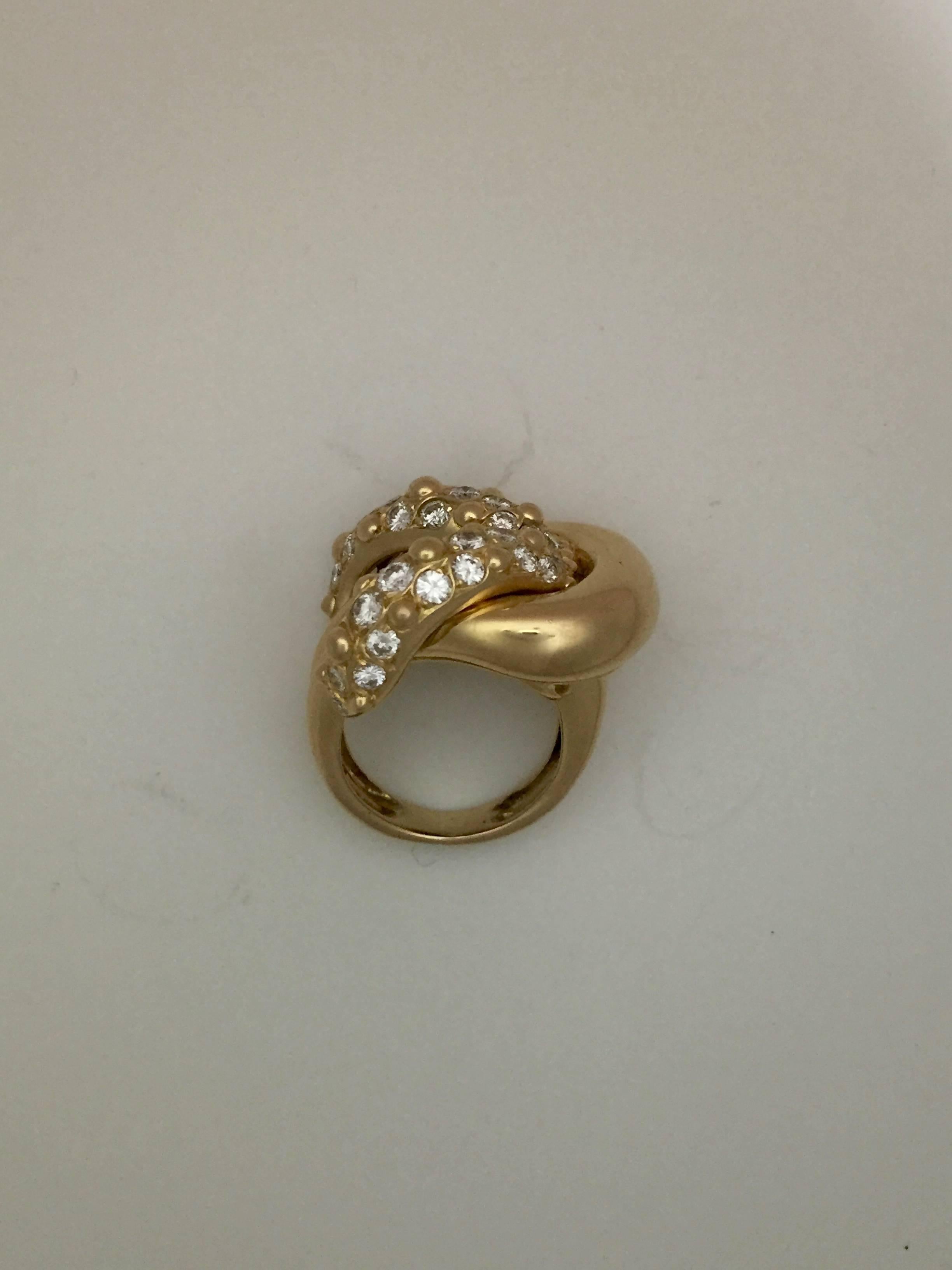 Stylish Van Cleef & Arpels Diamond Gold Slipknot Ring In Excellent Condition For Sale In New York, NY